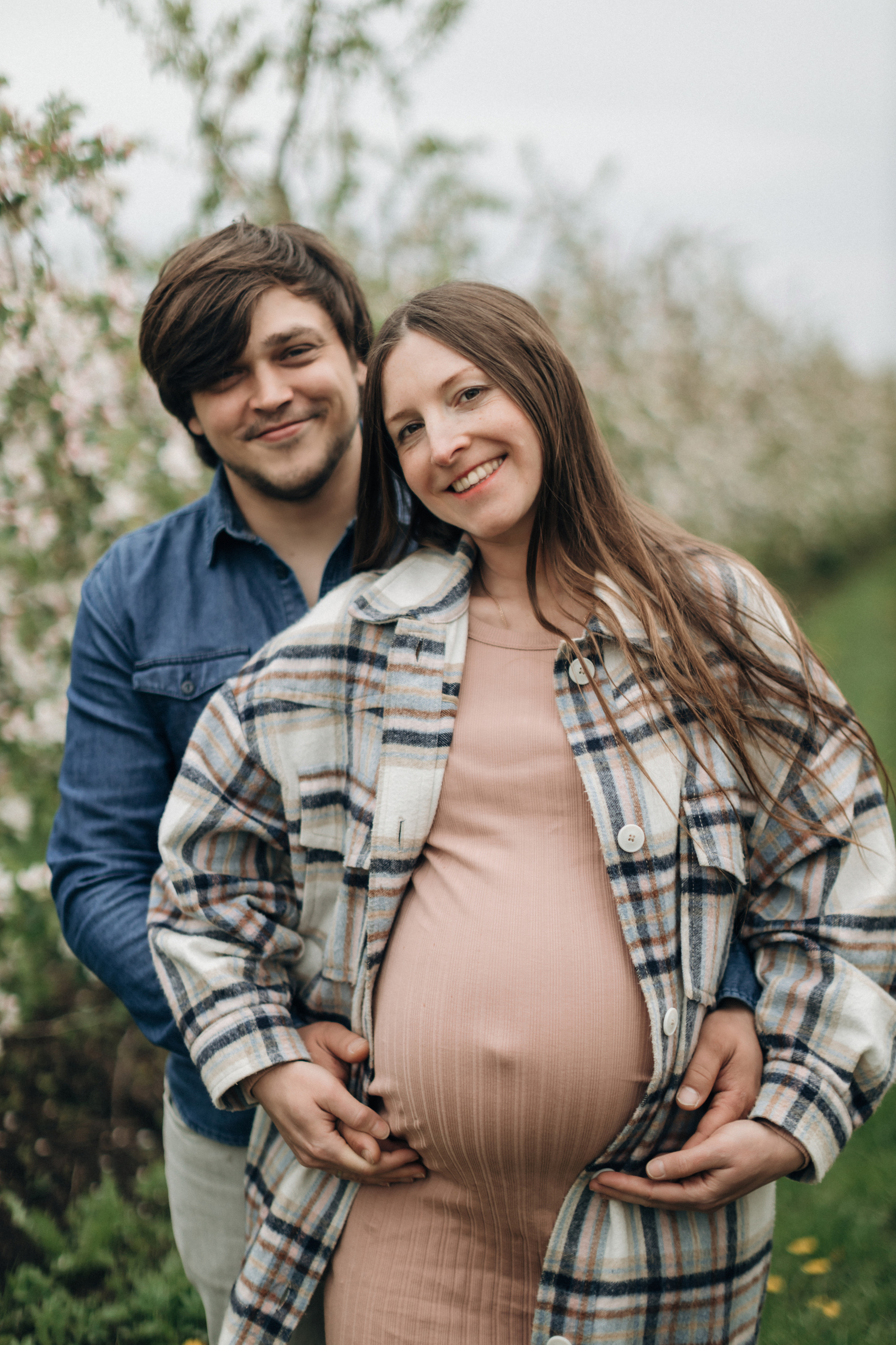 Фотосессия беременности в цветущих яблоневых садах Altes Land. Фотограф в Германии — Мария Чистякова
