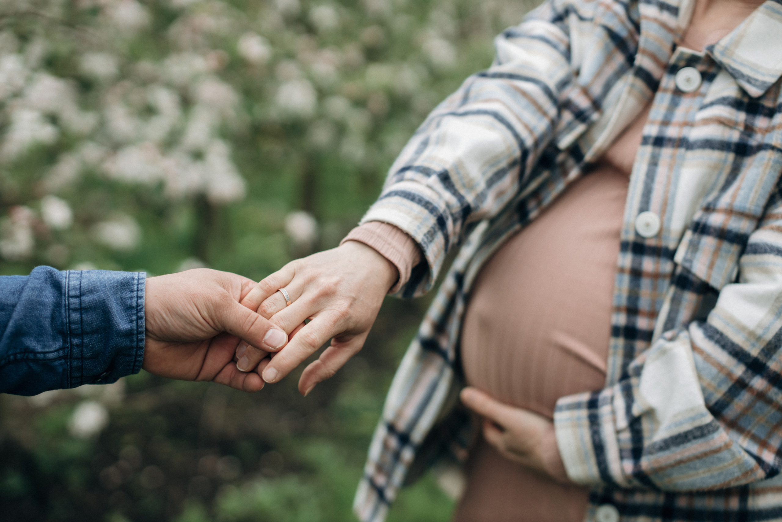 Фотосессия беременности в цветущих яблоневых садах Altes Land. Фотограф в Германии — Мария Чистякова