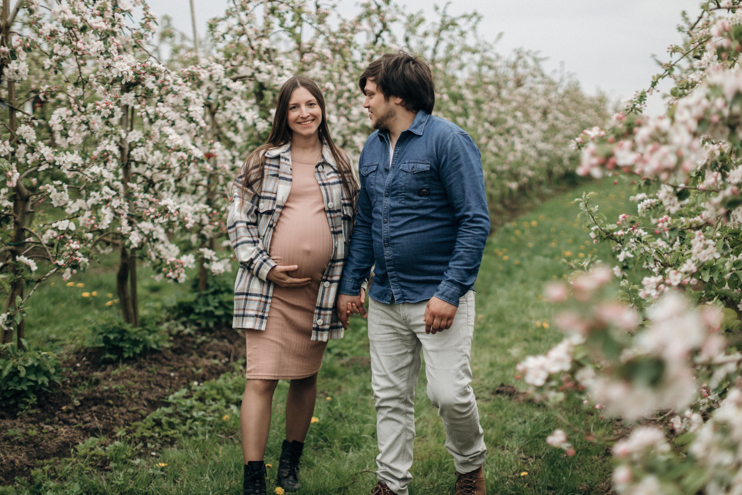 Фотосессия беременности в цветущих яблоневых садах Altes Land. Фотограф в Германии — Мария Чистякова