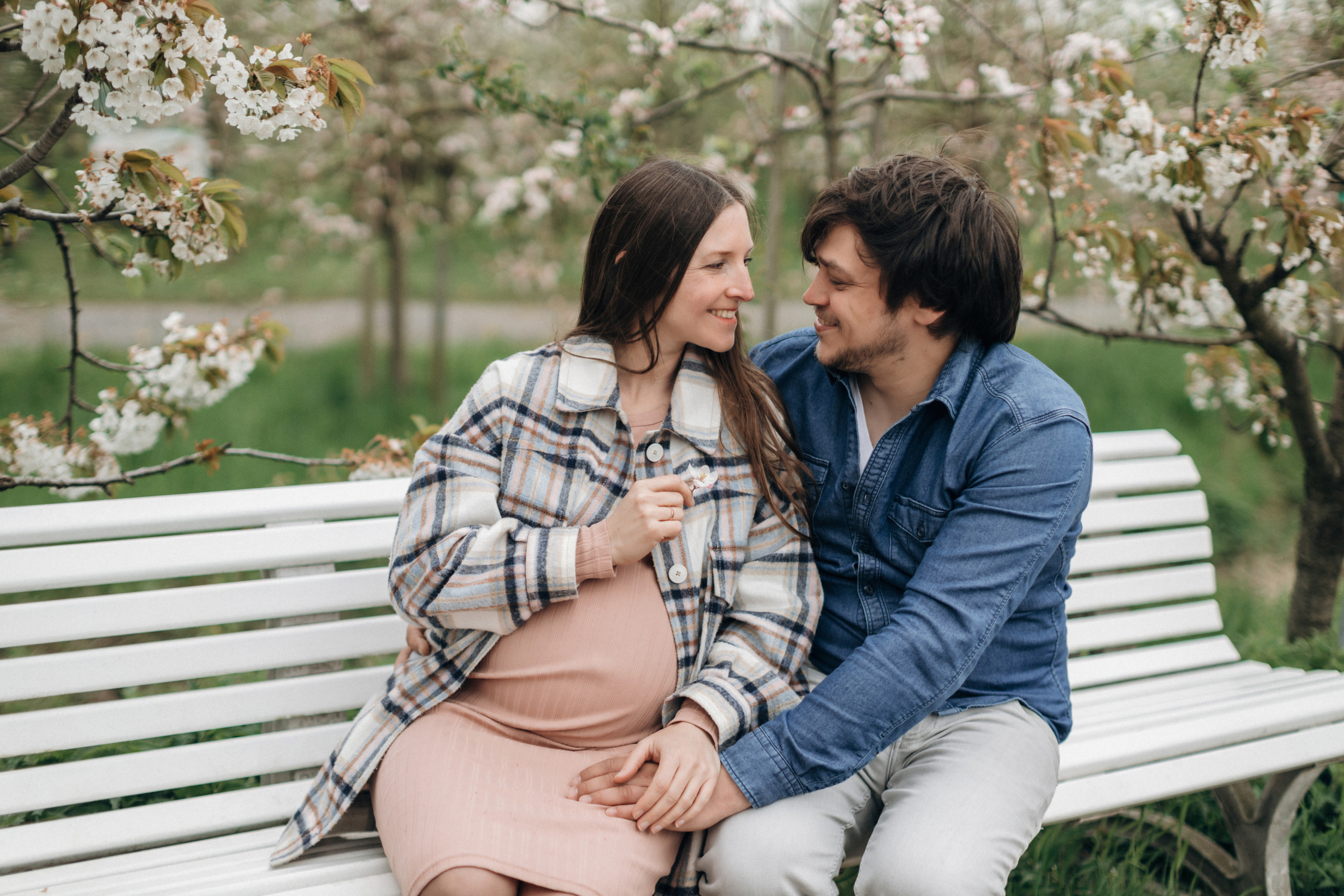 Фотосессия беременности в цветущих яблоневых садах Altes Land. Фотограф в Германии — Мария Чистякова