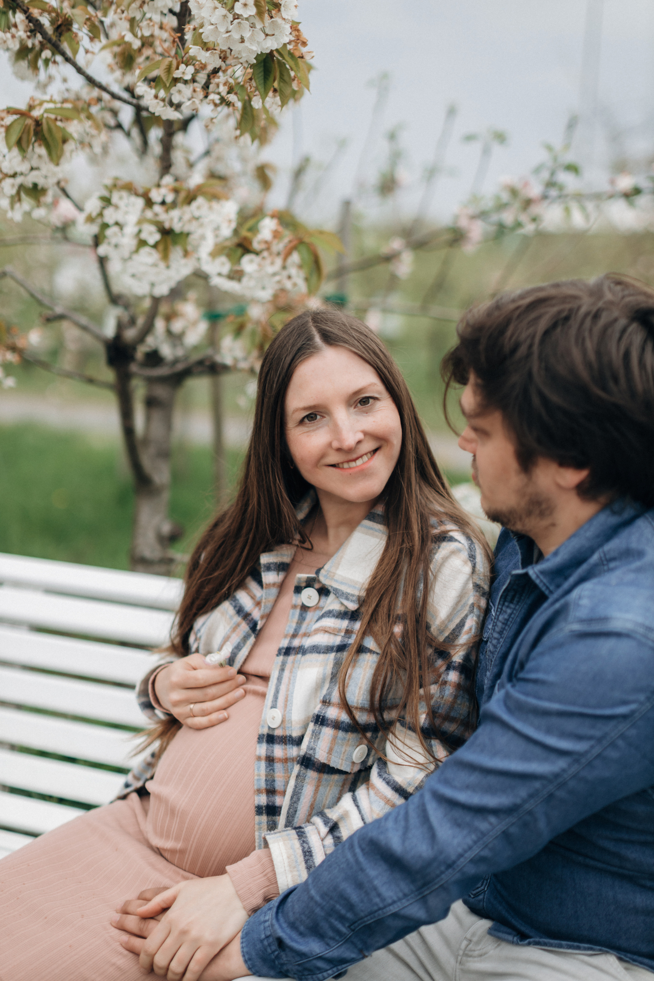 Фотосессия беременности в цветущих яблоневых садах Altes Land. Фотограф в Германии — Мария Чистякова