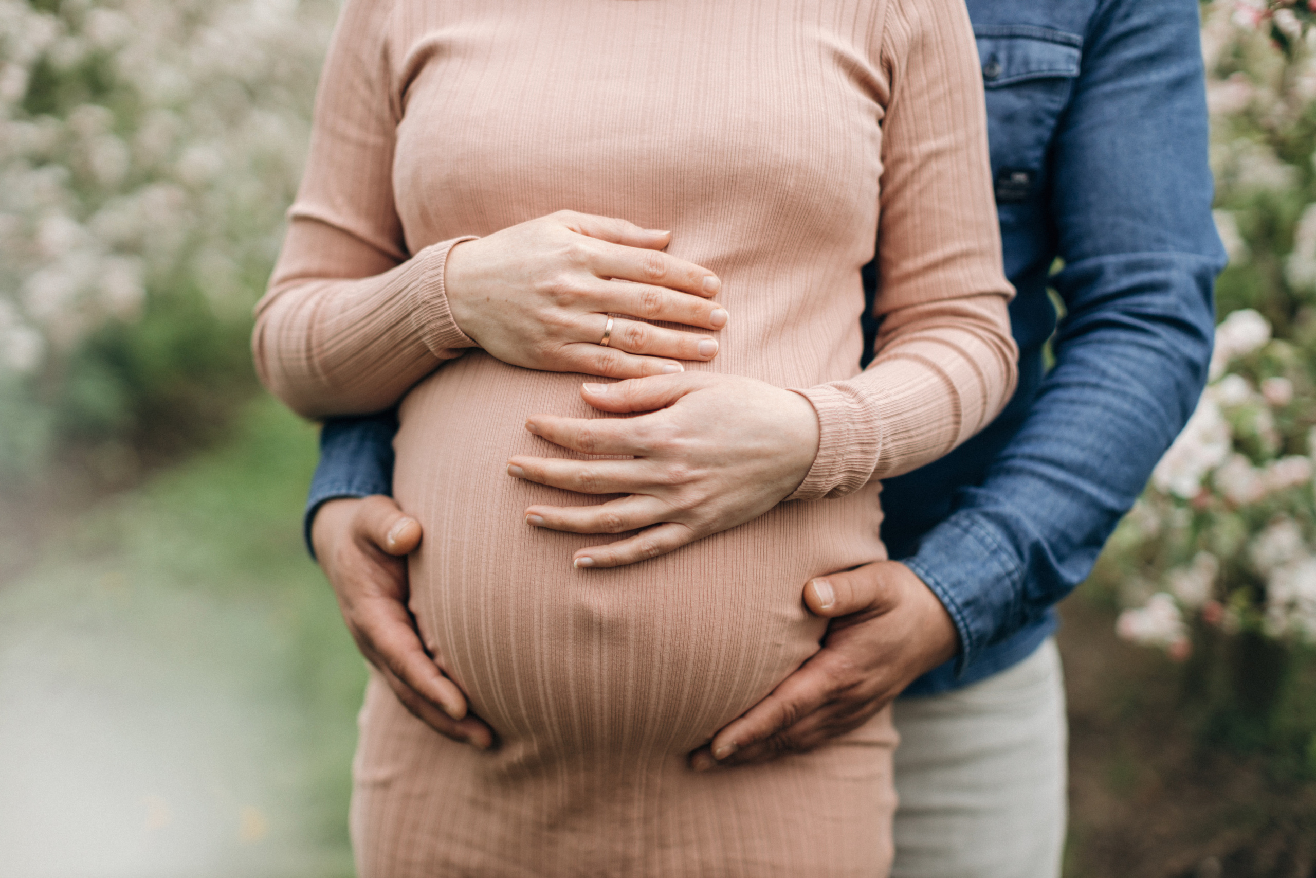 Фотосессия беременности в цветущих яблоневых садах Altes Land. Фотограф в Германии — Мария Чистякова