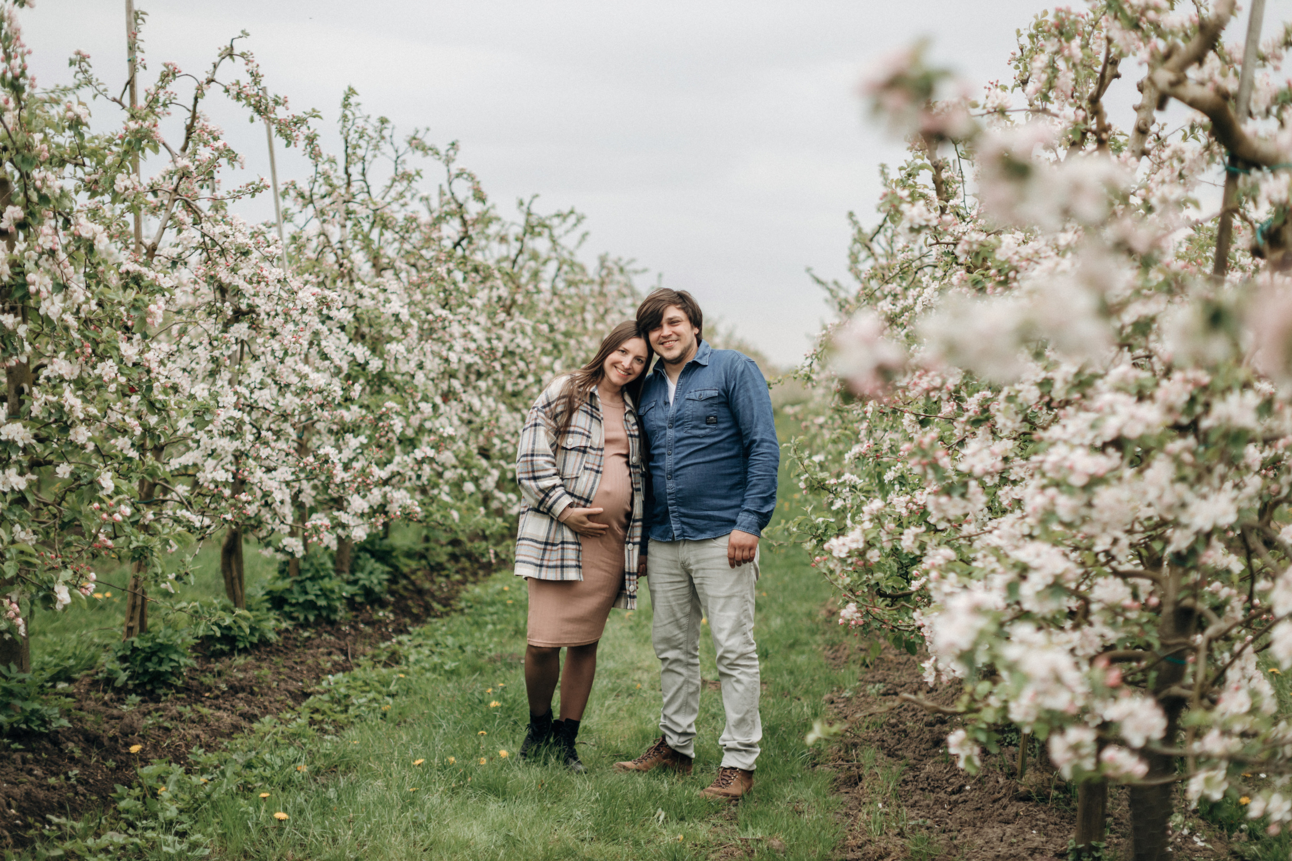 Фотосессия беременности в цветущих яблоневых садах Altes Land. Фотограф в Германии — Мария Чистякова