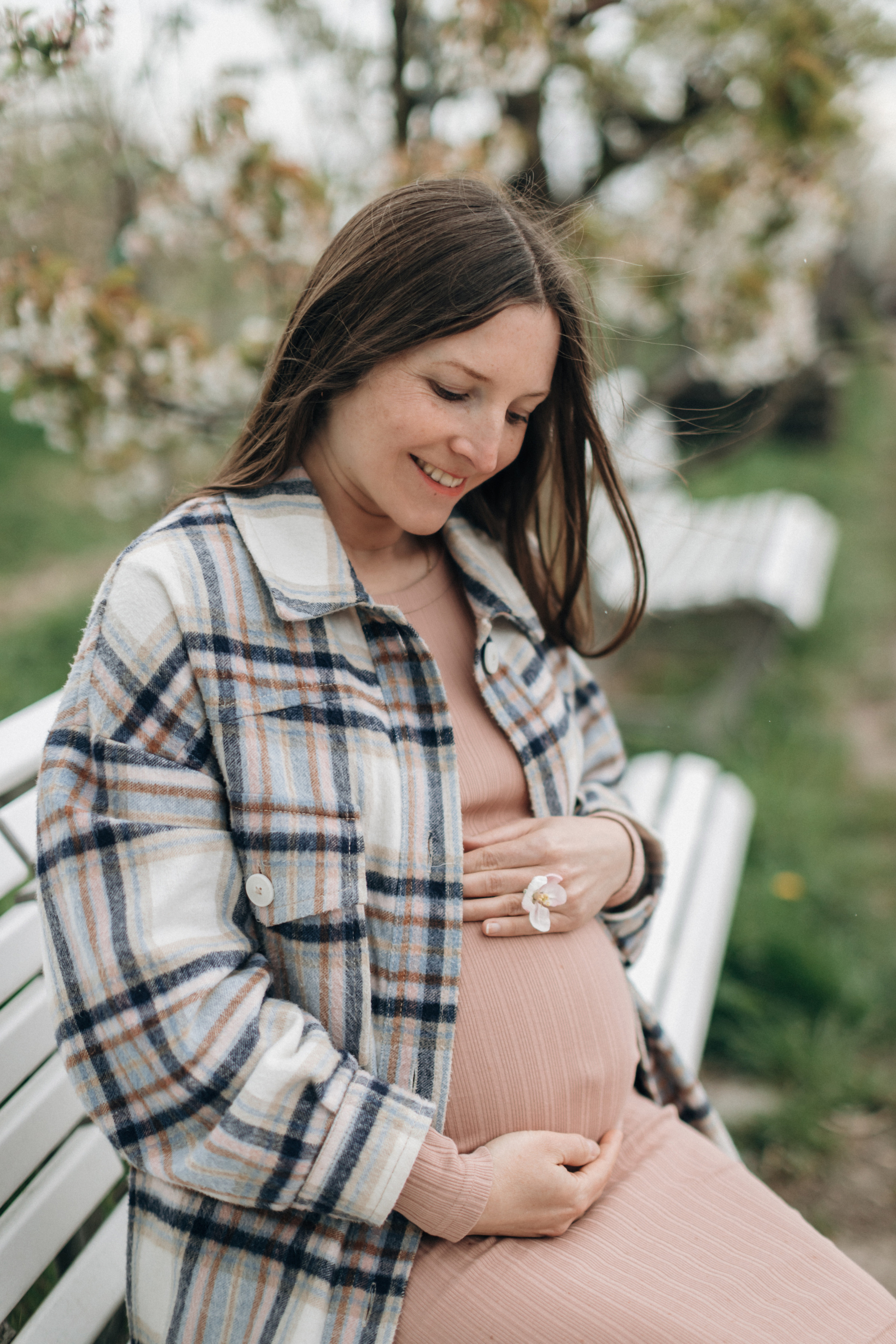 Фотосессия беременности в цветущих яблоневых садах Altes Land. Фотограф в Германии — Мария Чистякова