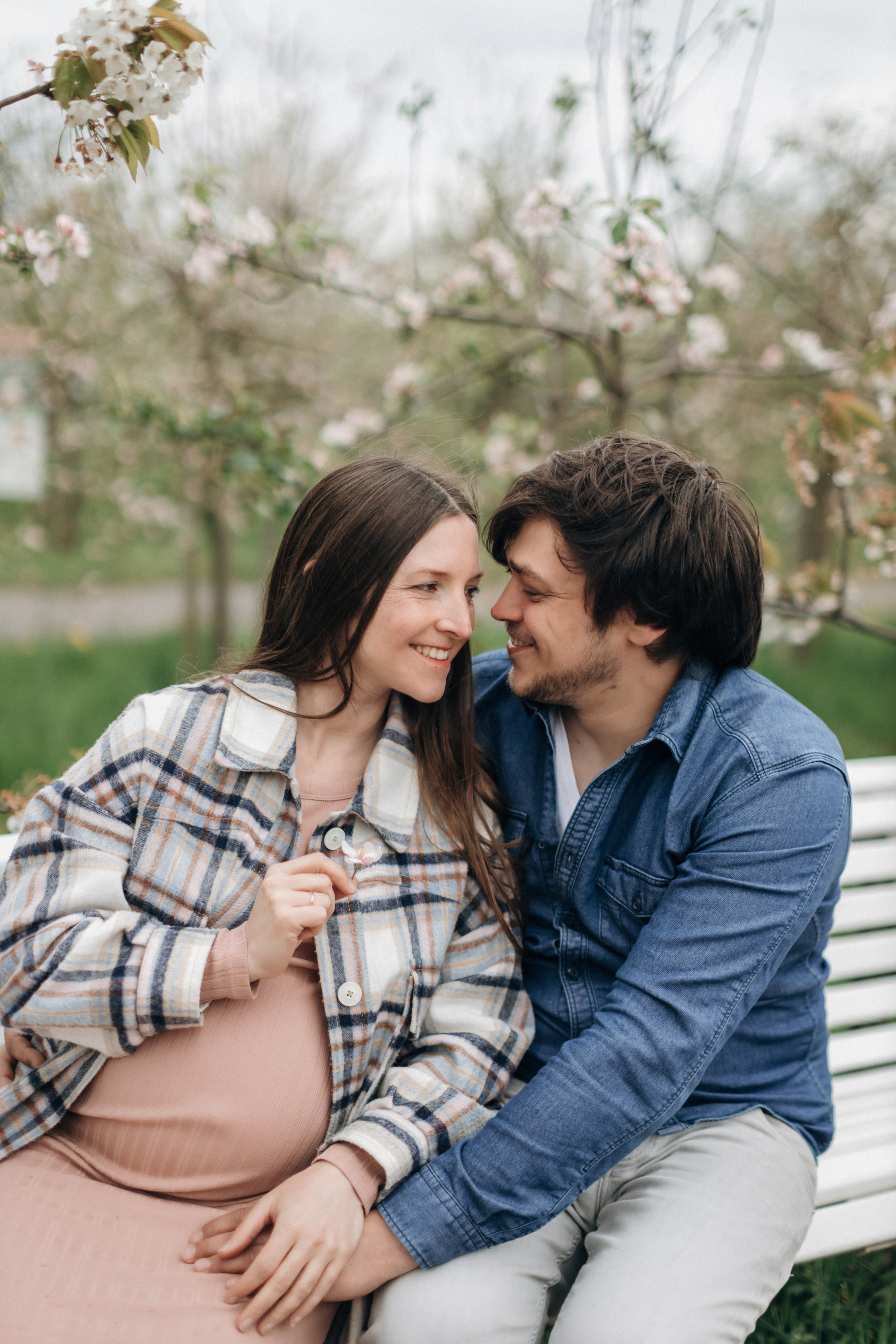 Фотосессия беременности в цветущих яблоневых садах Altes Land. Фотограф в Германии — Мария Чистякова