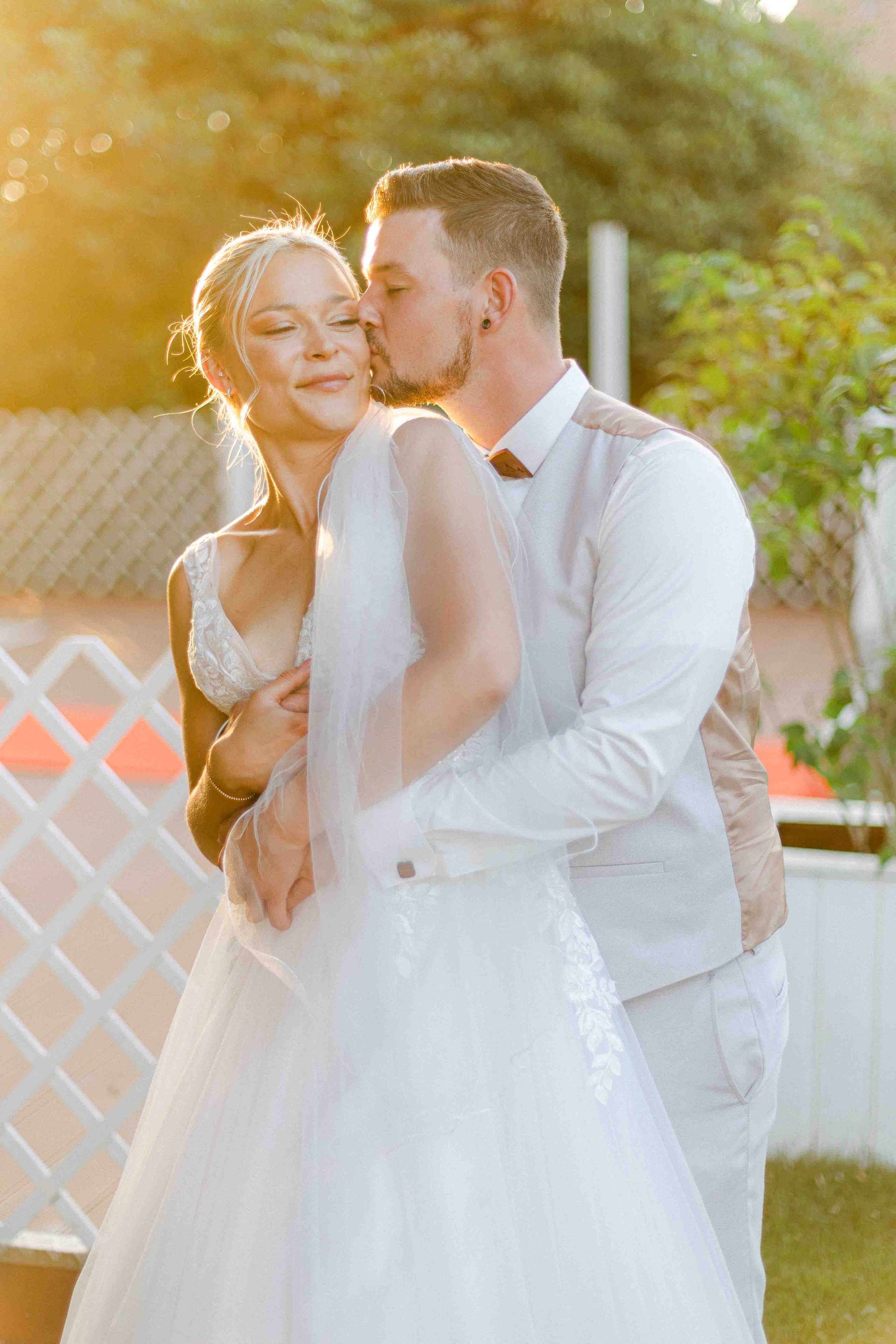 brautpaar bei ihrer hochzeit im ak happiness 