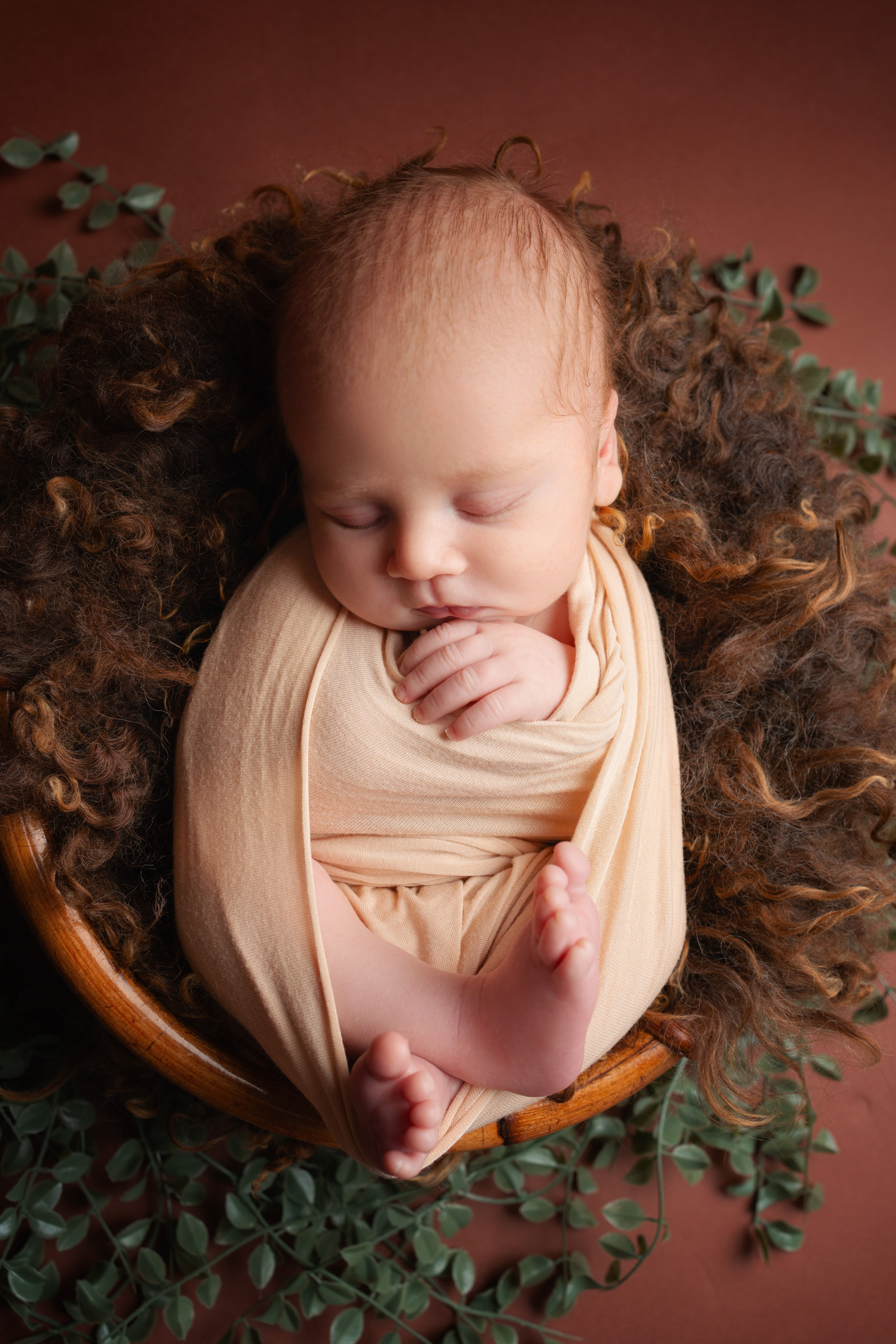 Einrollen-Pose in der Newbornfotografie