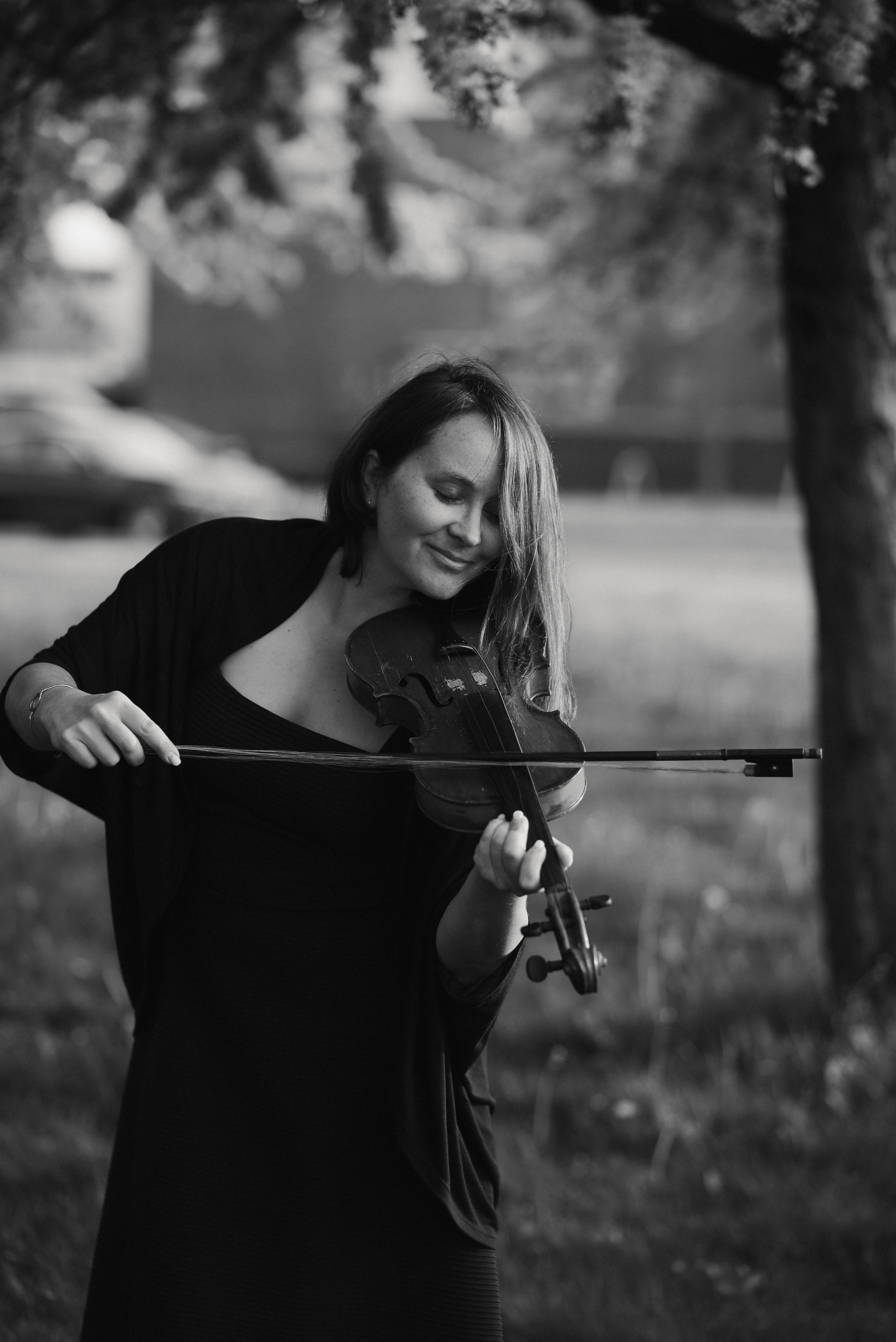 Fotoshooting eineр Geigerin beim Spielen im Freien. Schwarz-weiß Fotografie in Münster. Fotografin Viktoria Roschen