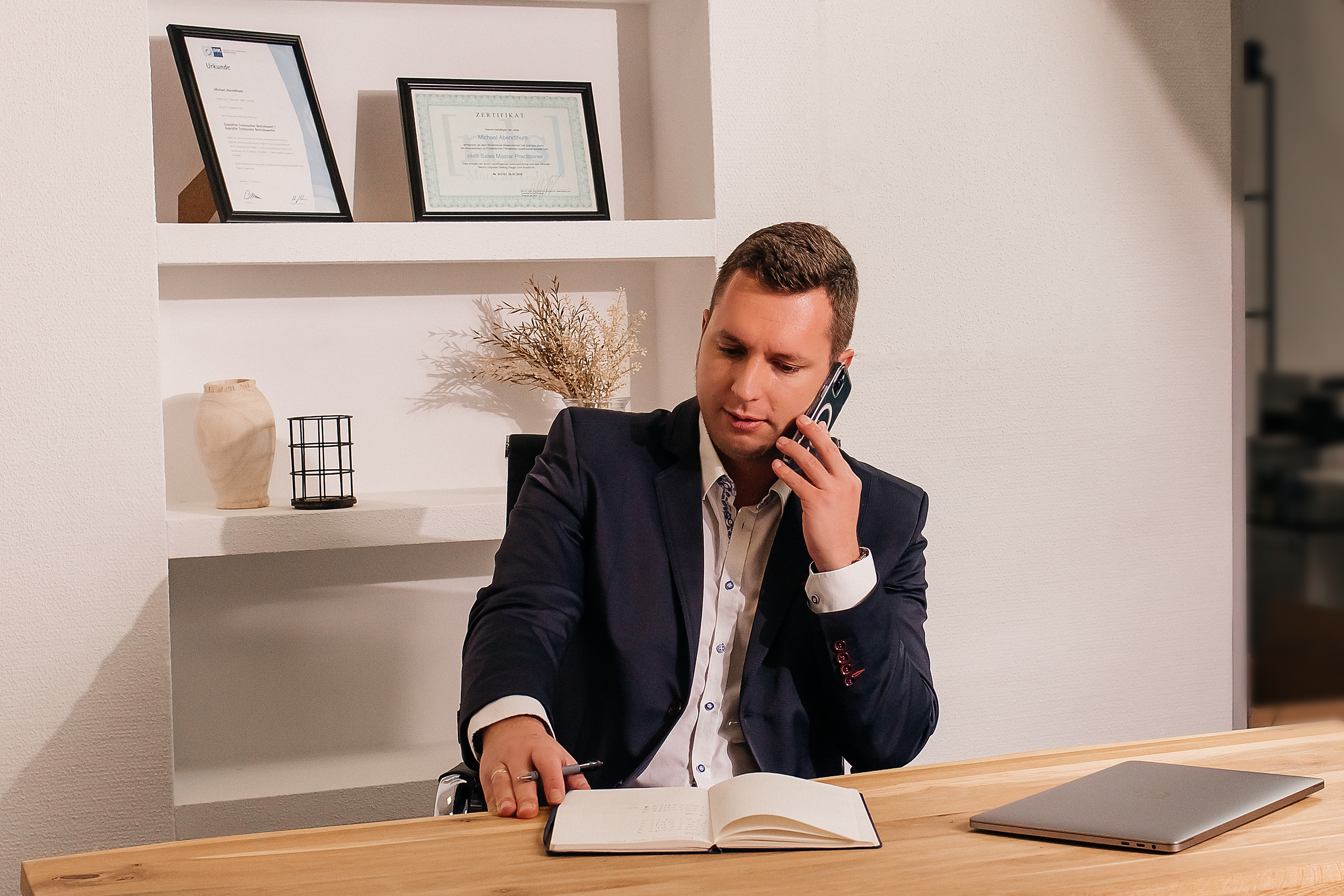 Michael Immobilienmakler. Fotografin Heidenheim / Newborn, Babybauch & Familie - Nadine Schmalz