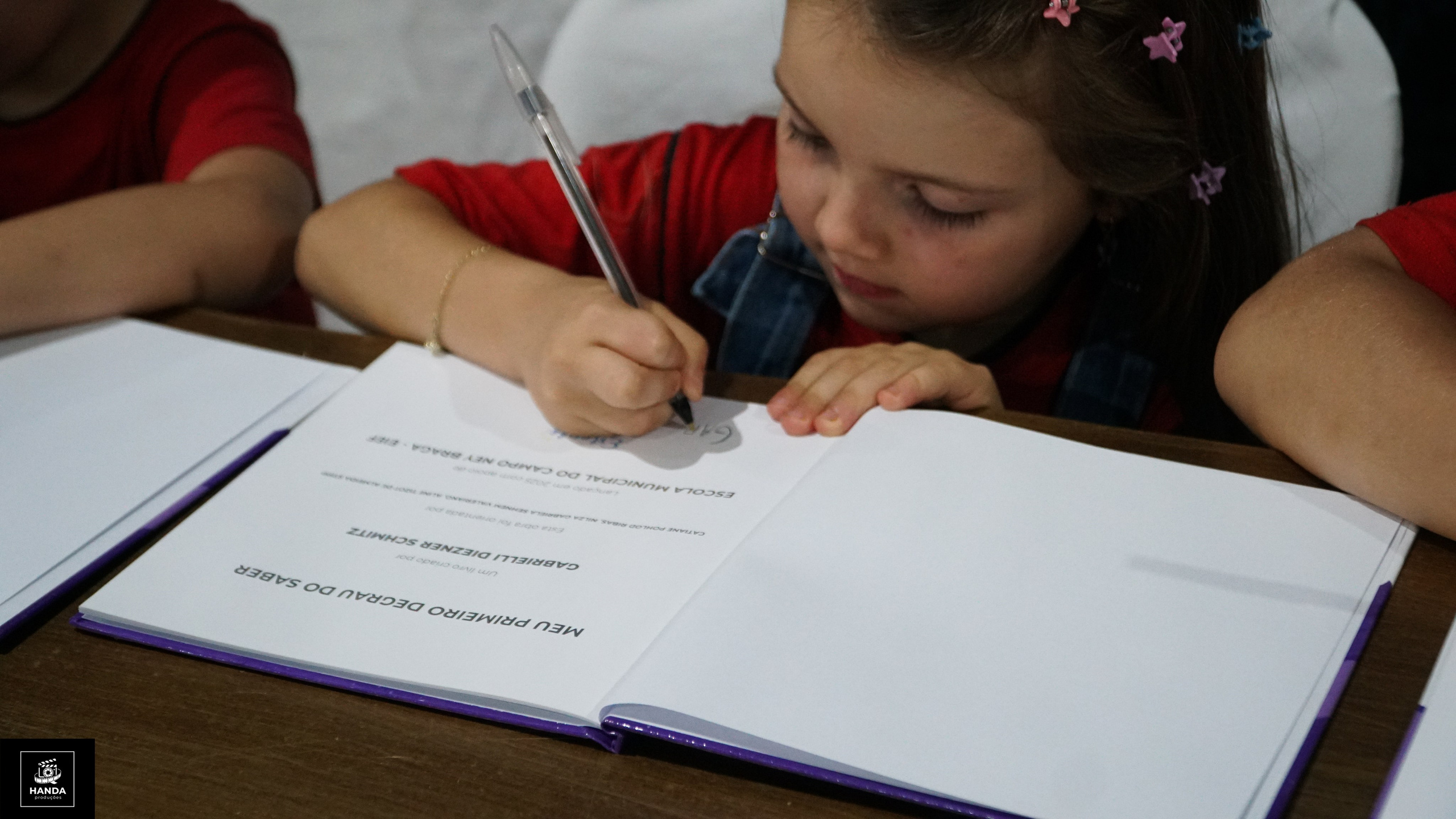 Noite autógrafos colégio Aurélio Buarque de Holanda. Handa Produções