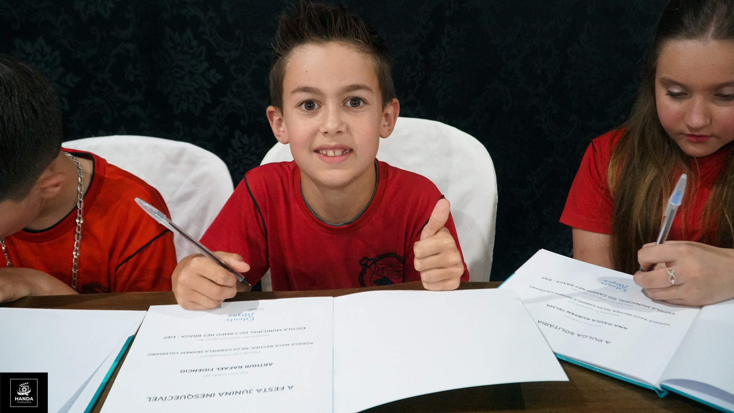 Noite autógrafos colégio Aurélio Buarque de Holanda. Handa Produções