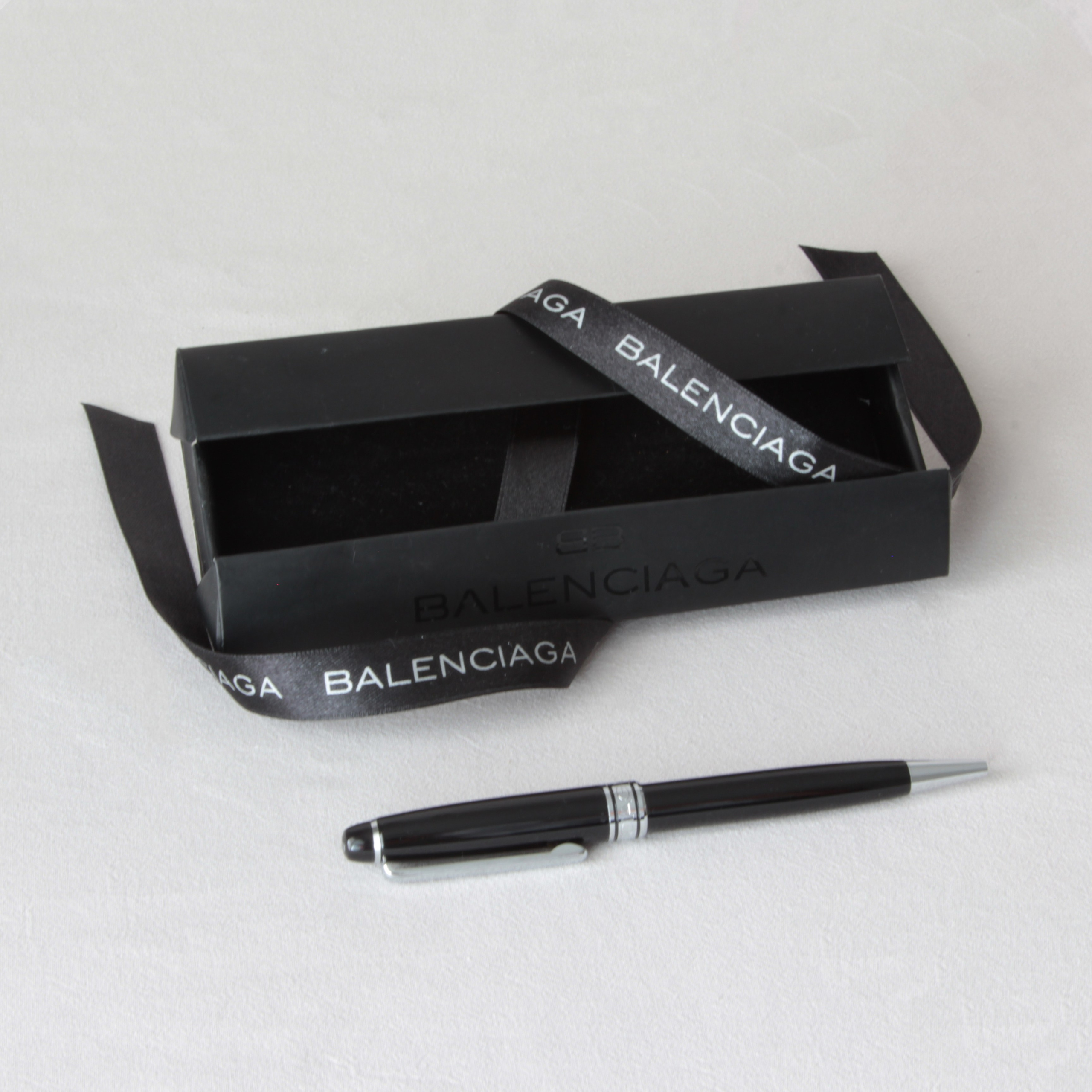 Balenciaga. Современнные и актикварные украшения в Барселоне, Москве и Санкт-Петербурге