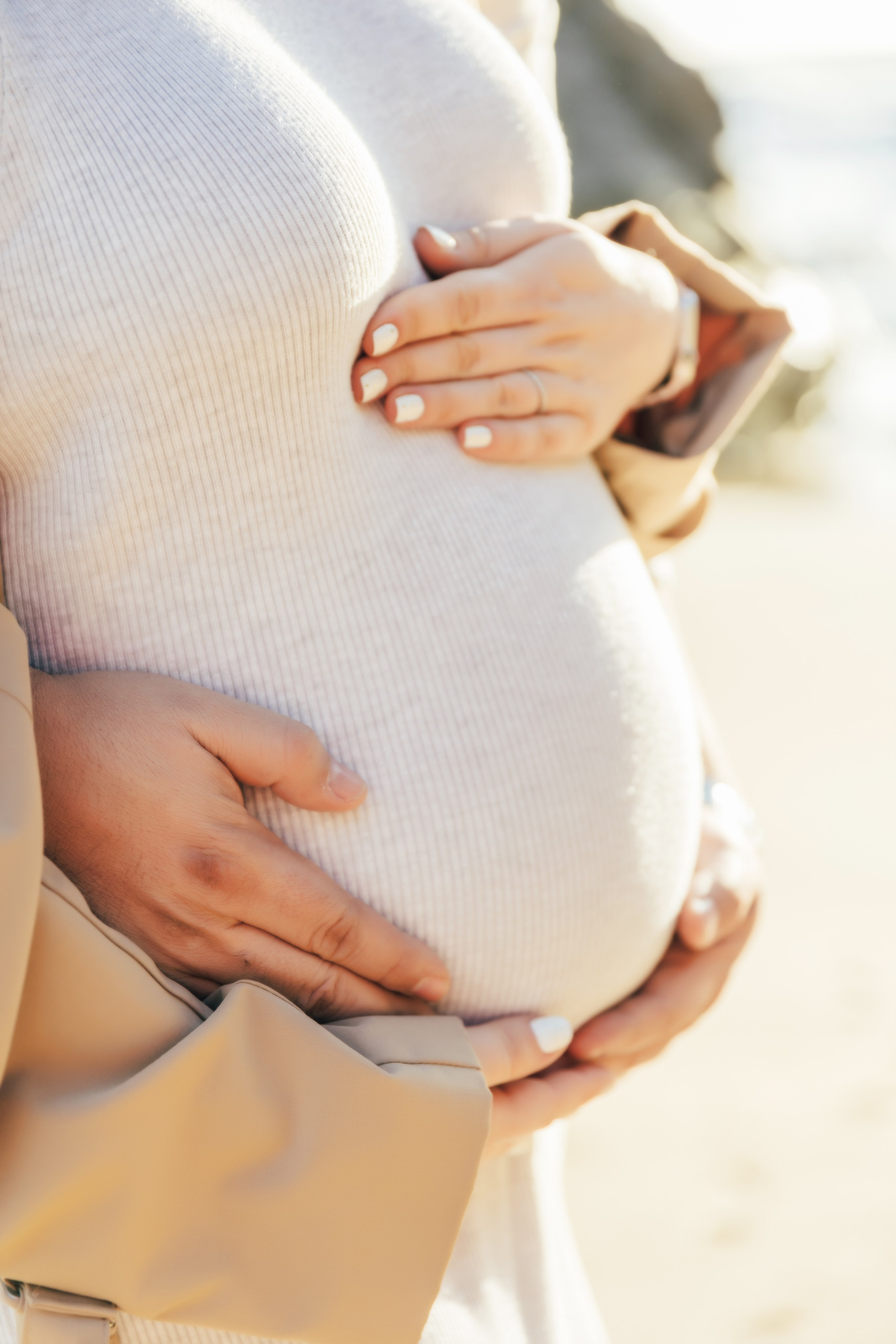 Sesión de embarazo en la playa — Luz suave y amor puro. Photographer in Santiago, Chile Anna Almazova