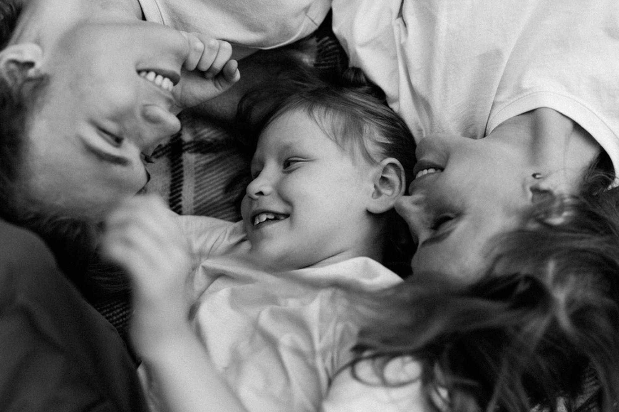 Сімейна фотосесія на вулиці літом. Photokostin.com