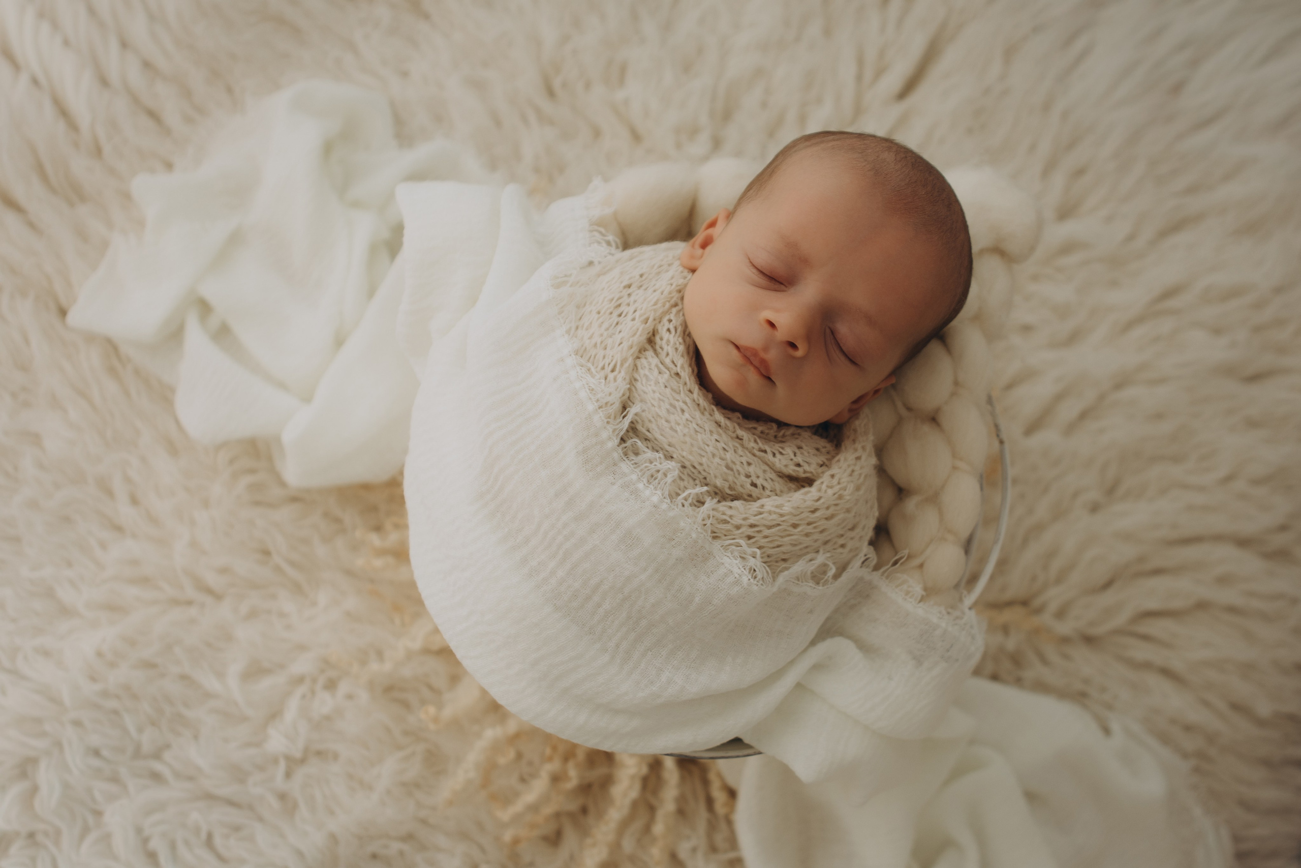 detalhe delicado de bebê recém-nascido em ensaio newborn em Sorocaba