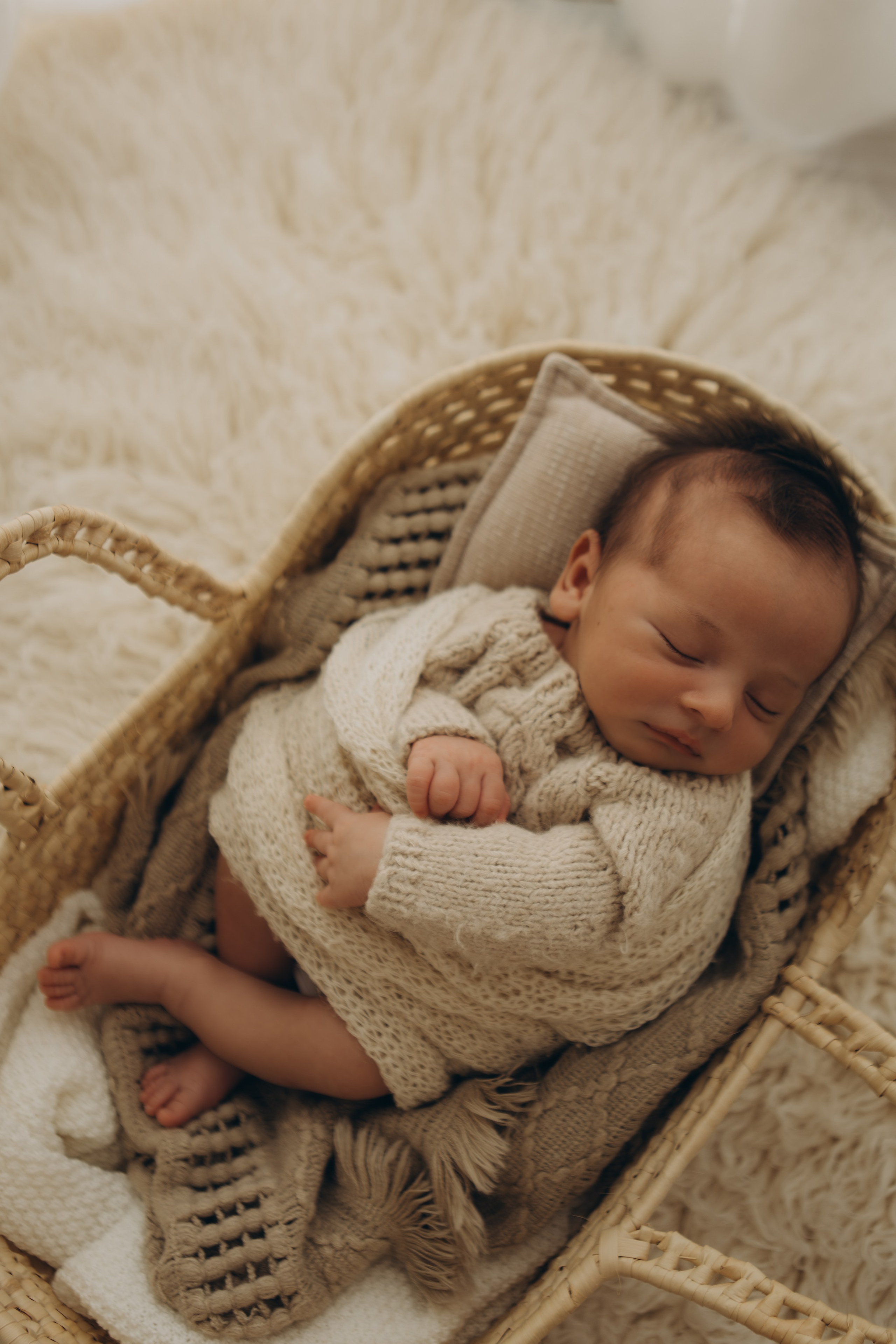 recém-nascido em ensaio newborn com luz natural em estúdio em Sorocaba