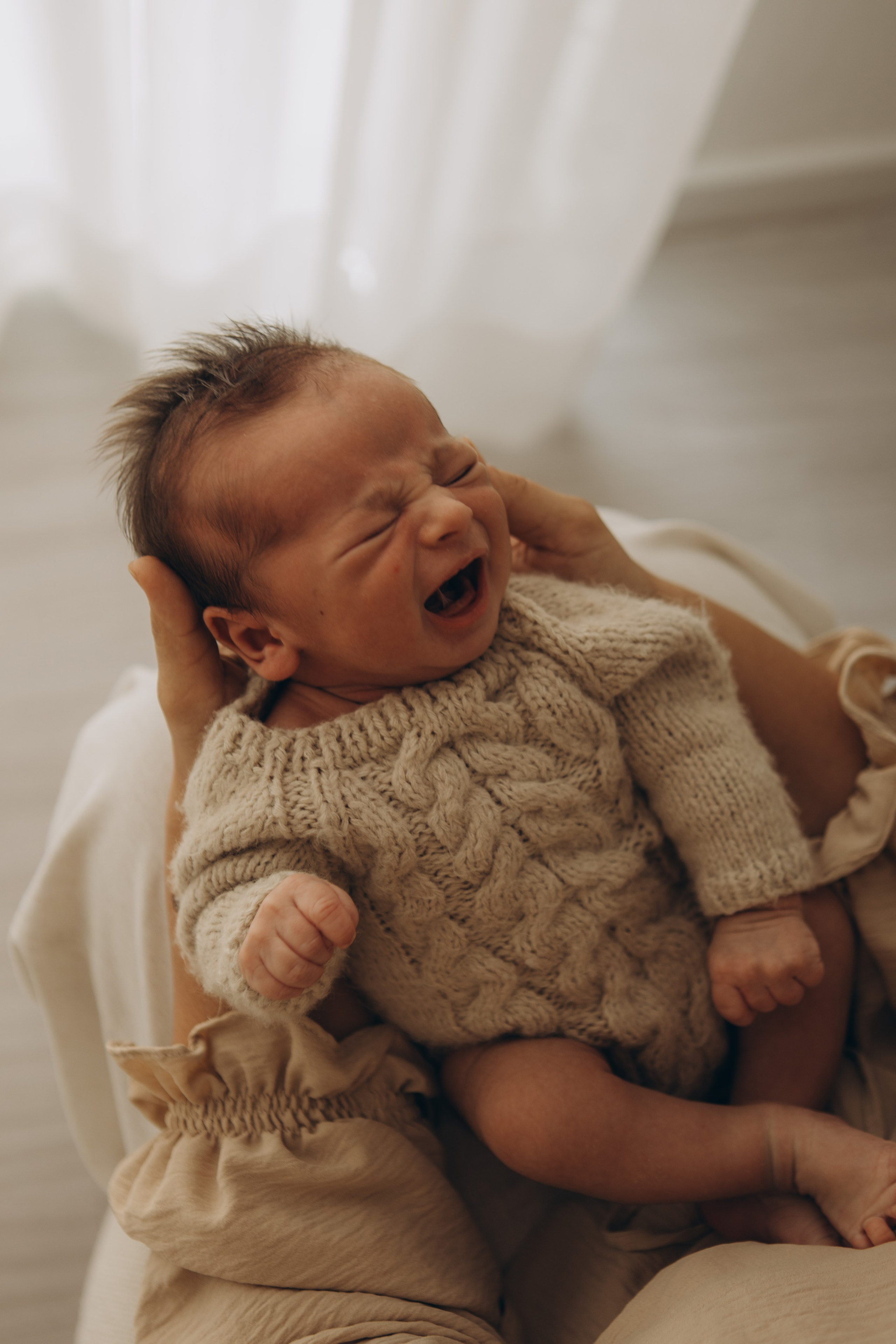 conexão entre mãe e recém-nascido em ensaio newborn afetivo em Sorocaba