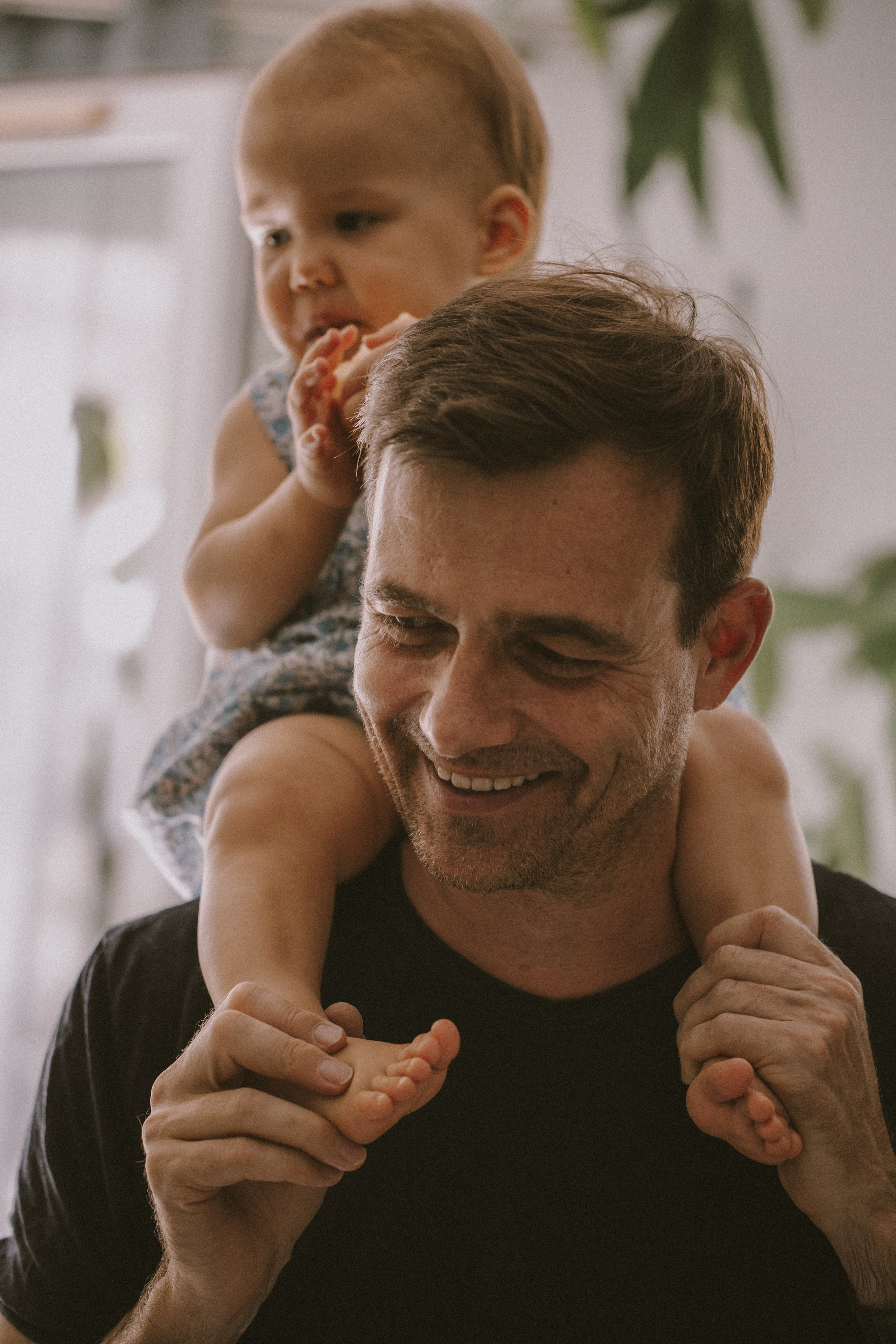 Family At Home Photoshoot in Paris | Natural Lifestyle Photography. Paris Wedding Photographer