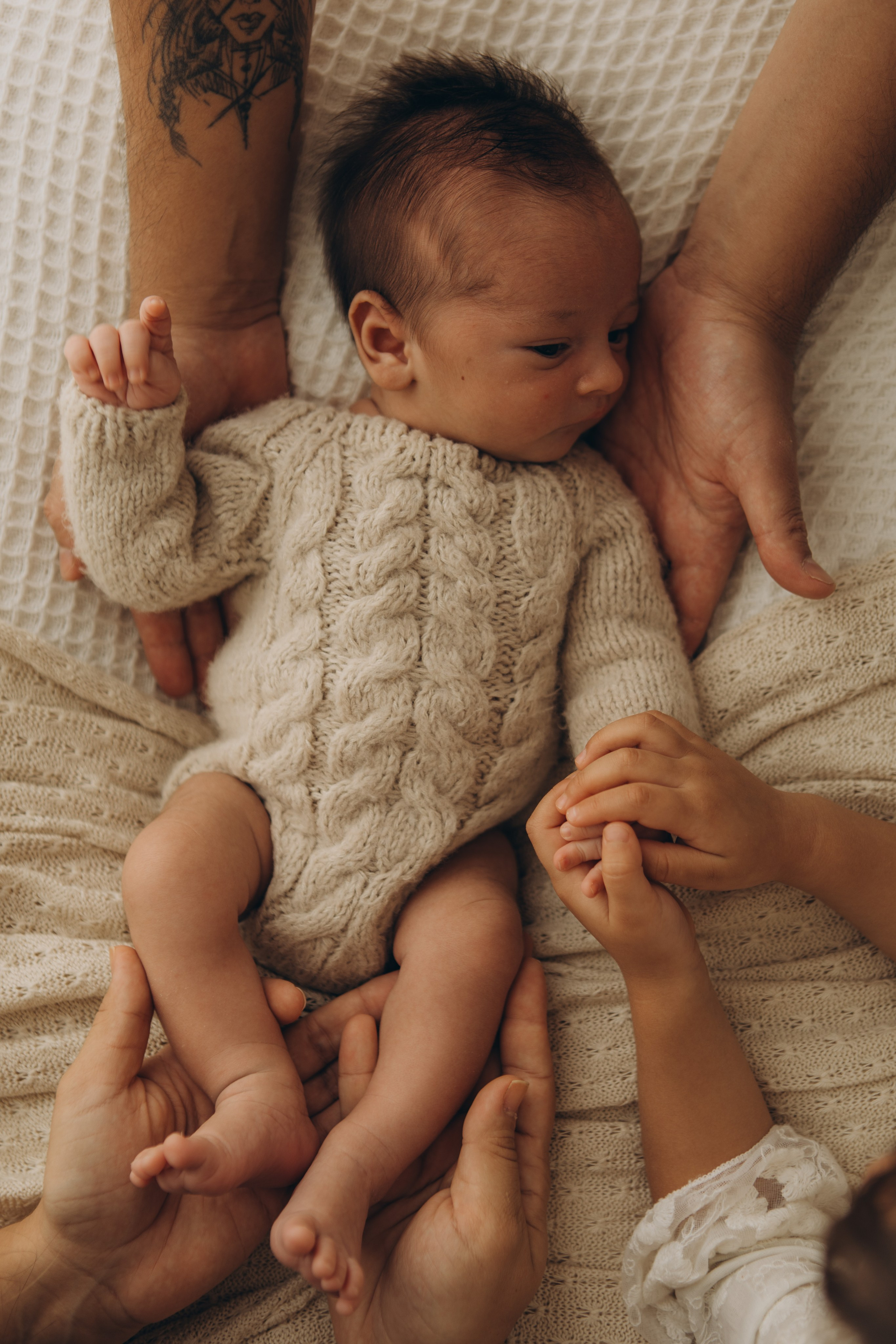 família com recém-nascido em ensaio intimista em estúdio em Sorocaba