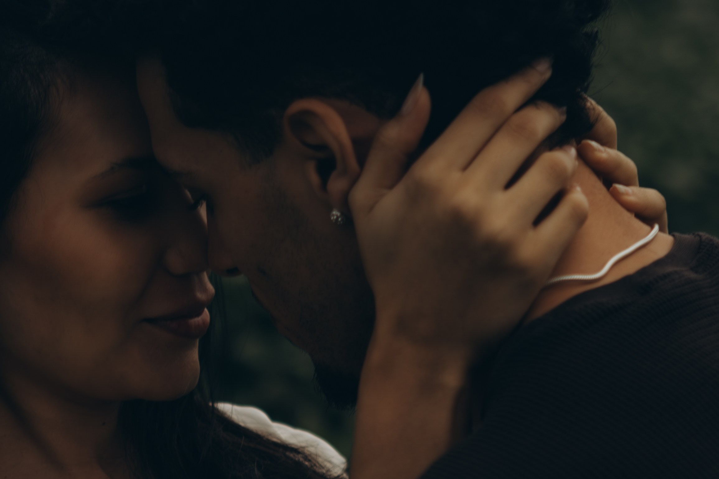 gesto de carinho em ensaio gestante externo em Sorocaba