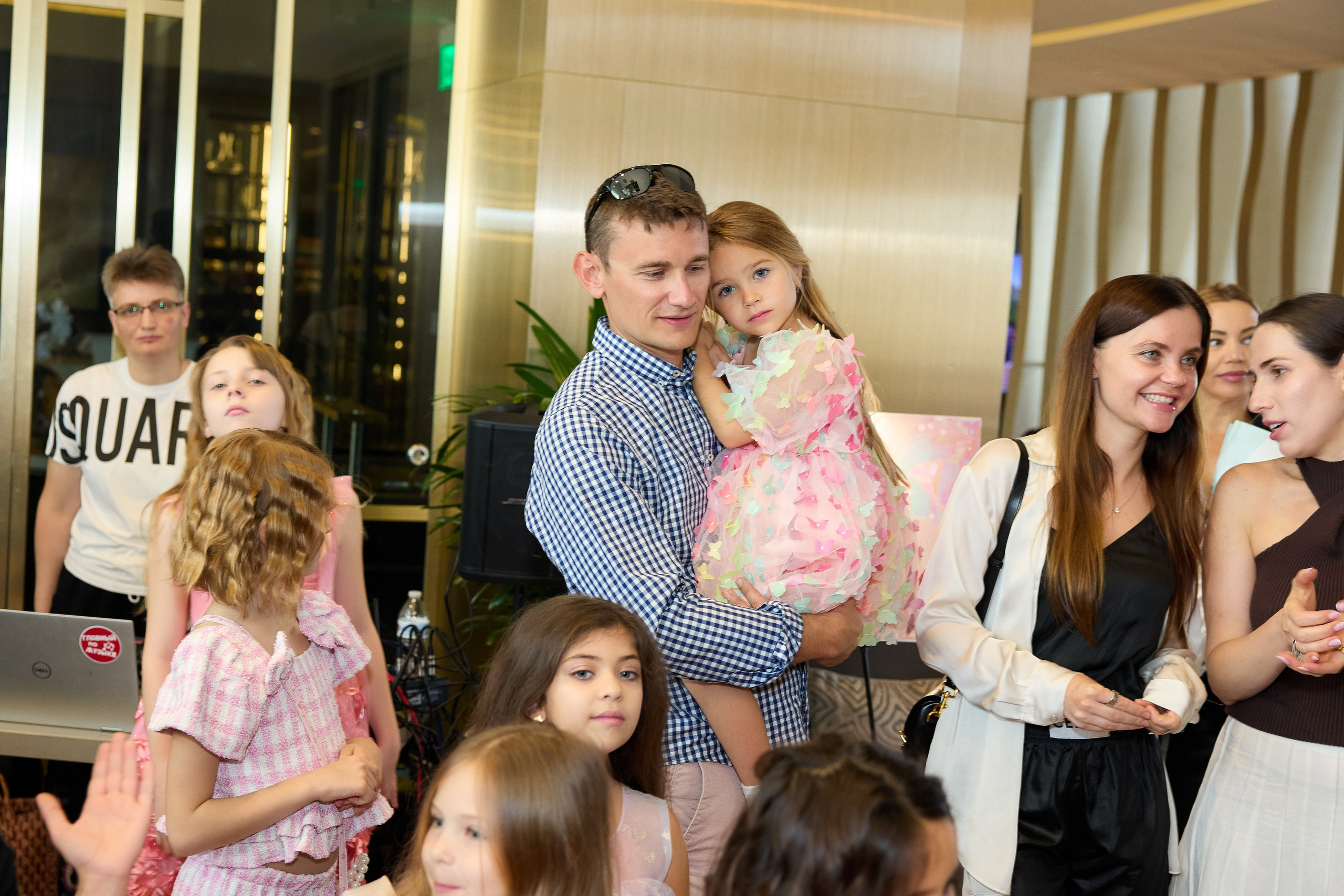 Авторская благотворительная художественная выставка Дианы Бортник. Фотограф Юлия Маковеева