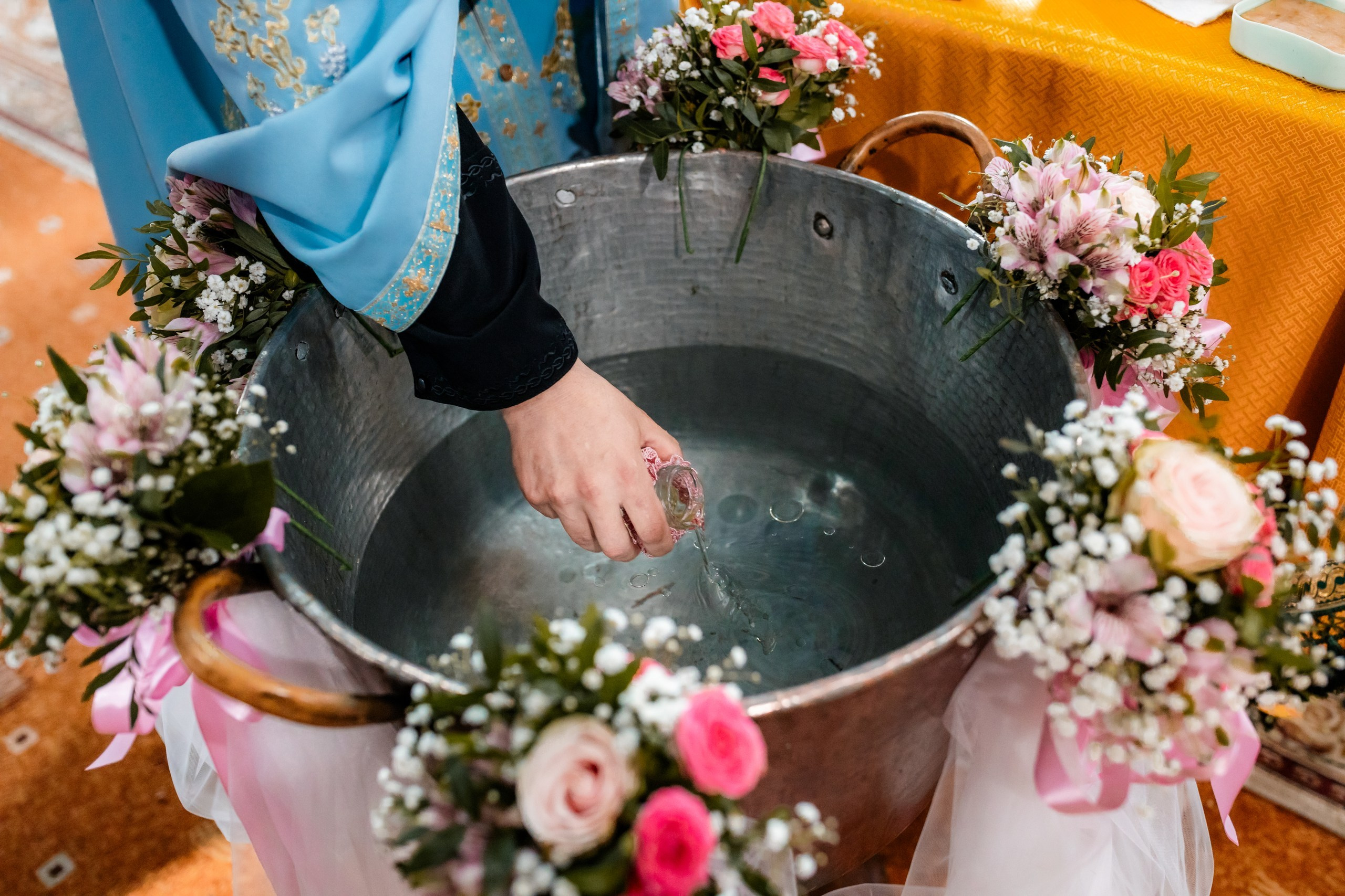 fotograf botez , fotografie botez Botoșani, fotograf Alin Chirilă, amintiri botez, fotografii botez, botez Miruna Parascheva, fotograf copii, fotografie botez în Botoșani-alt="botez , fotografie botez Alin Chirilă, amintiri botez, fotografii emoționante botez Botoșani"-- fotografii-botez-bebelus- amintiri-botez-micuț- moment-sfânt-crestinare- fotografie-emotionanta-botez- detalii-botez-bebelusi- parinti-fericiti-la-botez- fotograf-botez-profesionist- botez-in-biserica-ortodoxa- micuț-botezat-cu-emoție- zâmbete-și-lacrimi-la-botez- bebeluș-la-cristelniță- decor-botez-colorat- botez-cu-dragoste-și-credință- emotie-pura-la-botez- fotograf-botez-botosani- botez-iasi-suceava-fotograf- amintiri-nepretuite-botez-- Preotul ținându-l pe micuțul Mathias Gabriel la botez, în biserica Înălțarea Domnului, Copălău  - Detalii de la botezul lui Mathias – lumânare, trusou și icoană  - Familia lui Mathias Gabriel alături de micuț, în ziua botezului  - Portret emoționant cu mama și bebelușul în brațe, în biserică,fotograf profesionist evenimente Botoșani, Iași, Suceava, Fălticeni, Bacău, Pașcani, Roman - AlinoFotoStudio by Alin Chirilă - servicii foto nuntă, botez, cununie, ședințe foto creative, albume personalizate, fotografii emoționante și calitative pentru cele mai importante momente din viață,fotograf nuntă Botoșani Alin Chirilă,  ședință foto botez Iași - AlinoFotoStudio,  servicii fotograf profesionist evenimente Suceava,  fotograf cununie civilă Fălticeni - Alin Chirilă,  album foto nuntă personalizat Bacău.“Bebeluș botezat în biserică, ținut în brațe de nași”	•	“Detaliu cu lumânarea de botez decorată cu flori albe”	•	“Părinți emoționați alături de copilul lor la ceremonia de botez”	•	“Masa festivă de botez cu decor tematic și tort personalizat”	•	“Momentul în care preotul toarnă apă sfințită pe fruntea bebelușului”	“Bebeluș în rochie albă de botez, zâmbind în brațele mamei”	•	“Detaliu cu cruciulița de botez așezată pe o pernă de satin”	•	“Părinți și nași aprinzând lumânările în timpul ceremoniei de botez”	•	“Tort de botez decorat cu figurine tematice și numele copilului”	•	“Copil botezat dormind liniștit în pătuțul decorat festiv”	•	“Momentul în care preotul binecuvântează copilul în fața altarului”	•	“Invitați adunându-se în jurul mesei festive la petrecerea de botez”	•	“Bebeluș ținând în mână o jucărie personalizată primită la botez”	•	“Familie fericită pozând împreună după ceremonia de botez”	•	“Decor tematic cu baloane și flori la locația petrecerii de botez” fotograf Botoșani fotograf evenimente fotograf botez Alin Chirila fotograf alinofotostudio.fotograf botez Amelis Maria, fotografie botez Botoșani, fotograf Alin Chirilă, amintiri botez, fotografii botez, botez Amelis Maria, fotograf copii, fotografie botez în Botoșani,