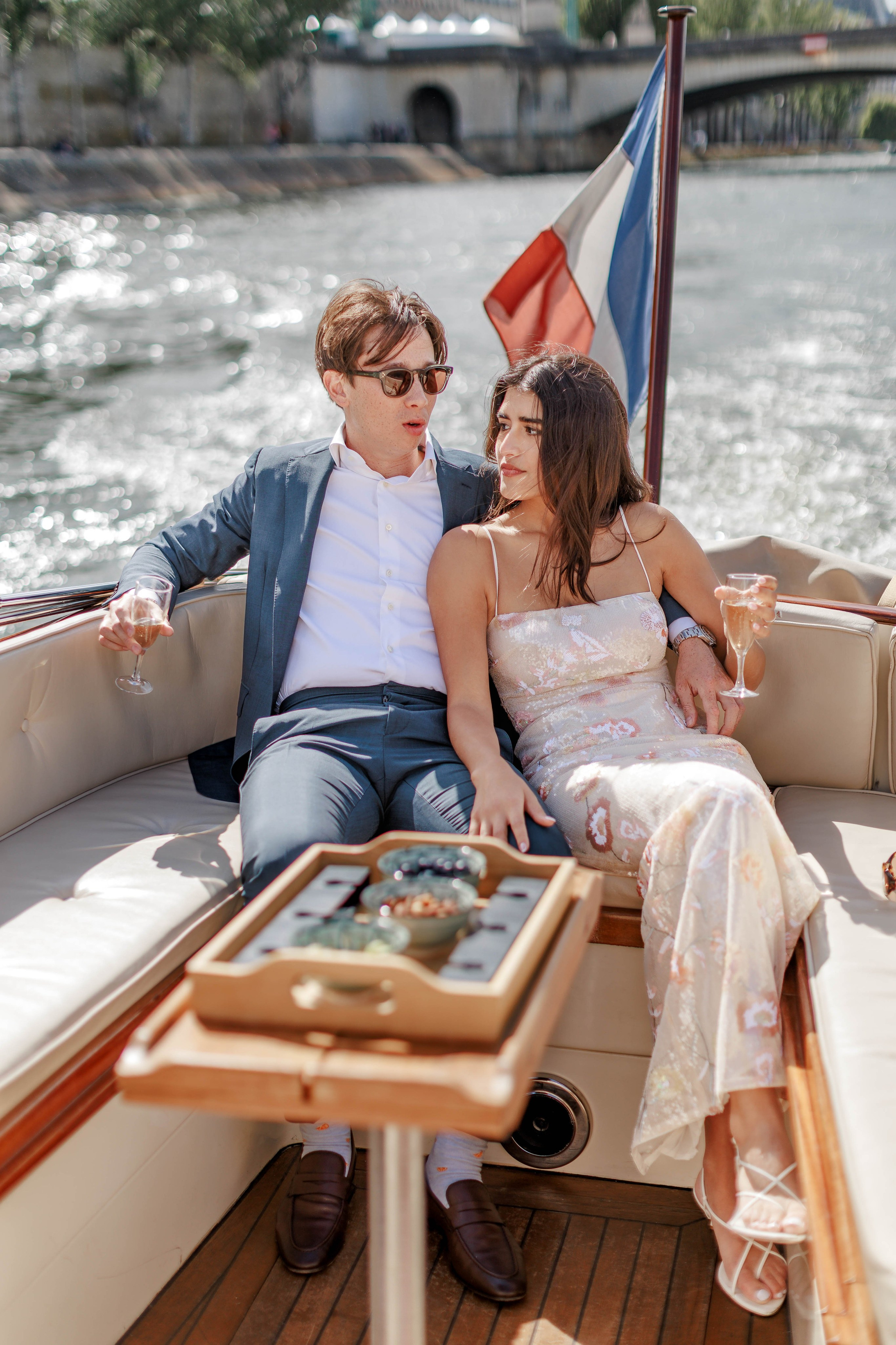 A Luxury Surprise Proposal on a Boat in Paris: Photo, Video & Champagne. Photographe à Paris