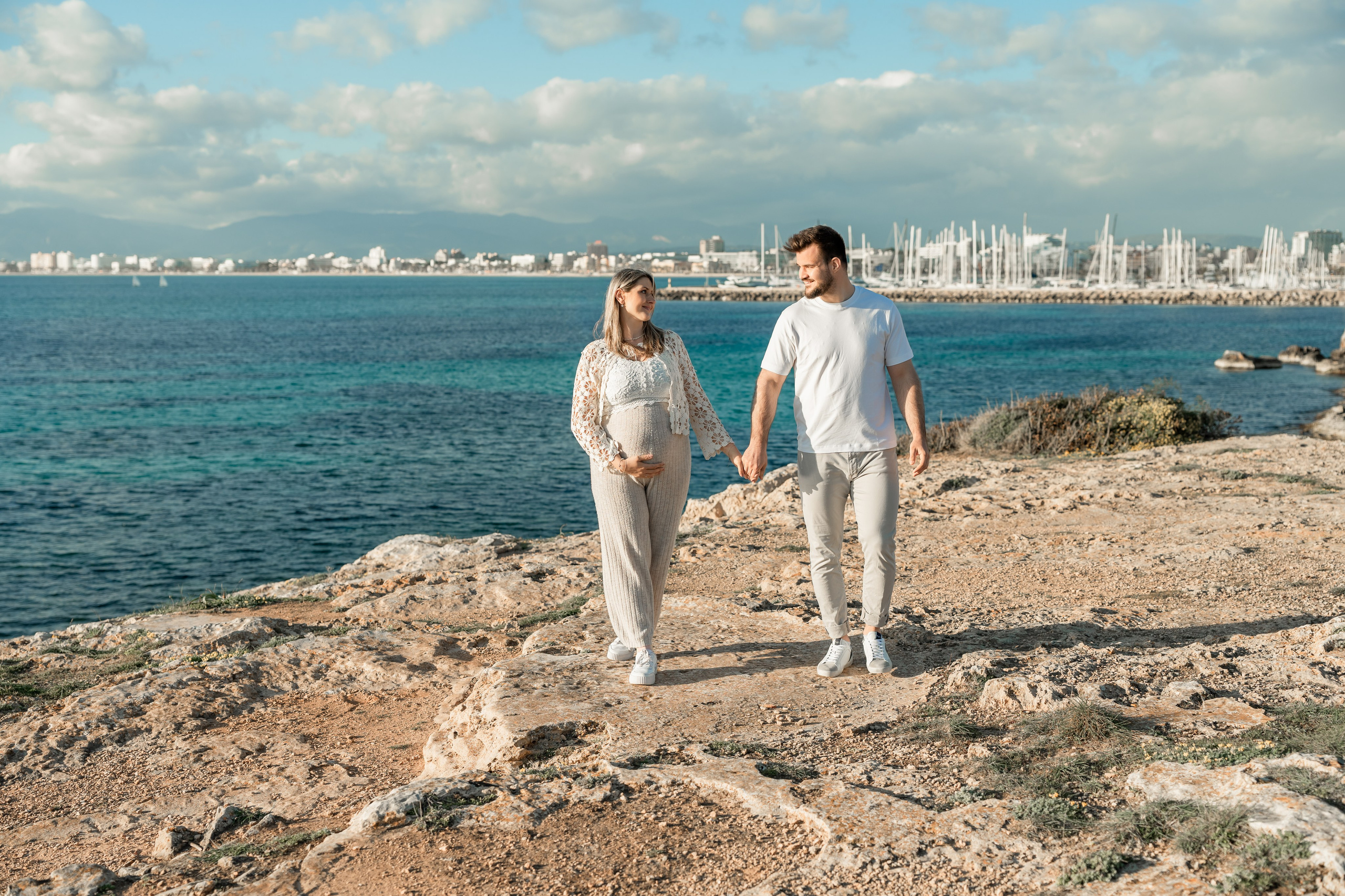 Schwangerschaftsshooting am Meer. Deine Fotografin auf Mallorca für Familien und Business