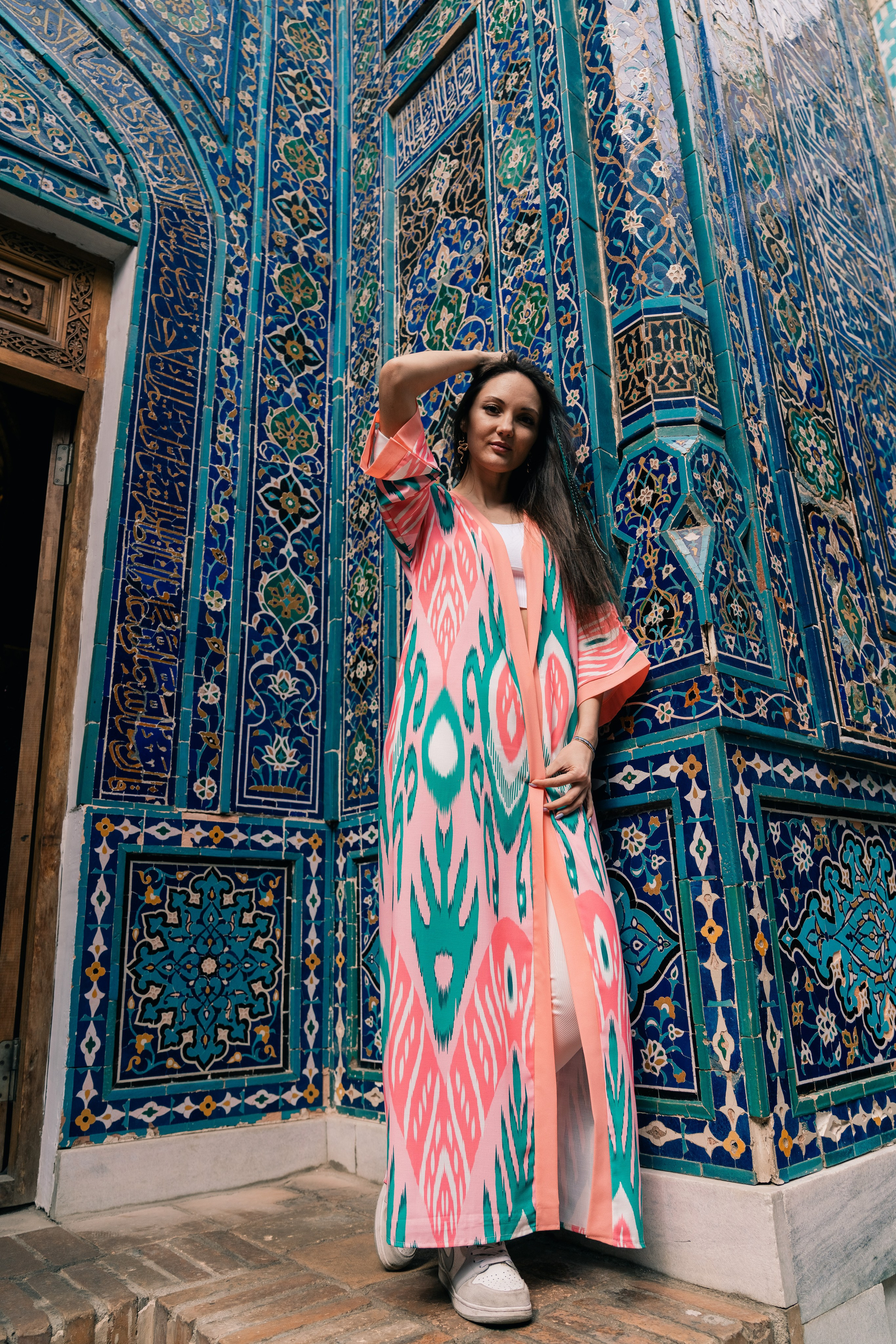 Photoshoot in a robe in Samarkand: Unique Shots with the Shah-i-Zinda. Photographer in Uzbekistan and Samarkand Djasur Marupov