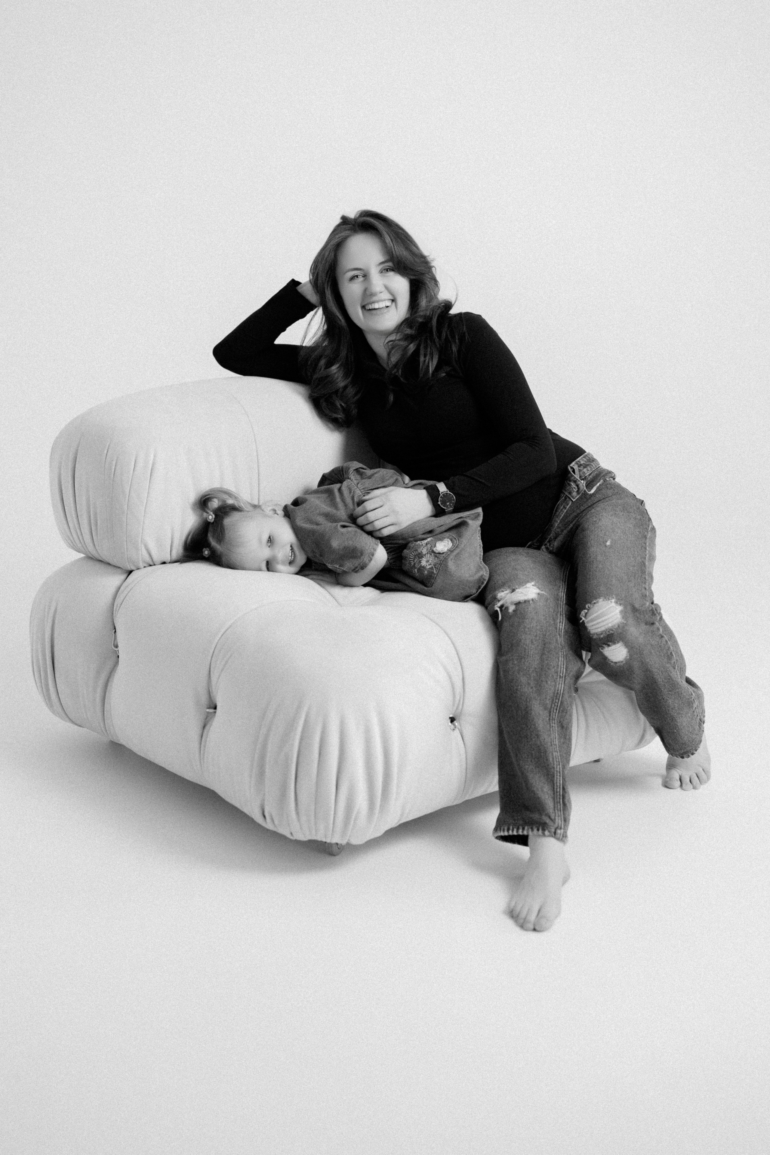 Ședință Foto de Familie — Stil Minimalist pe Fundal Alb. Scarlat Photography