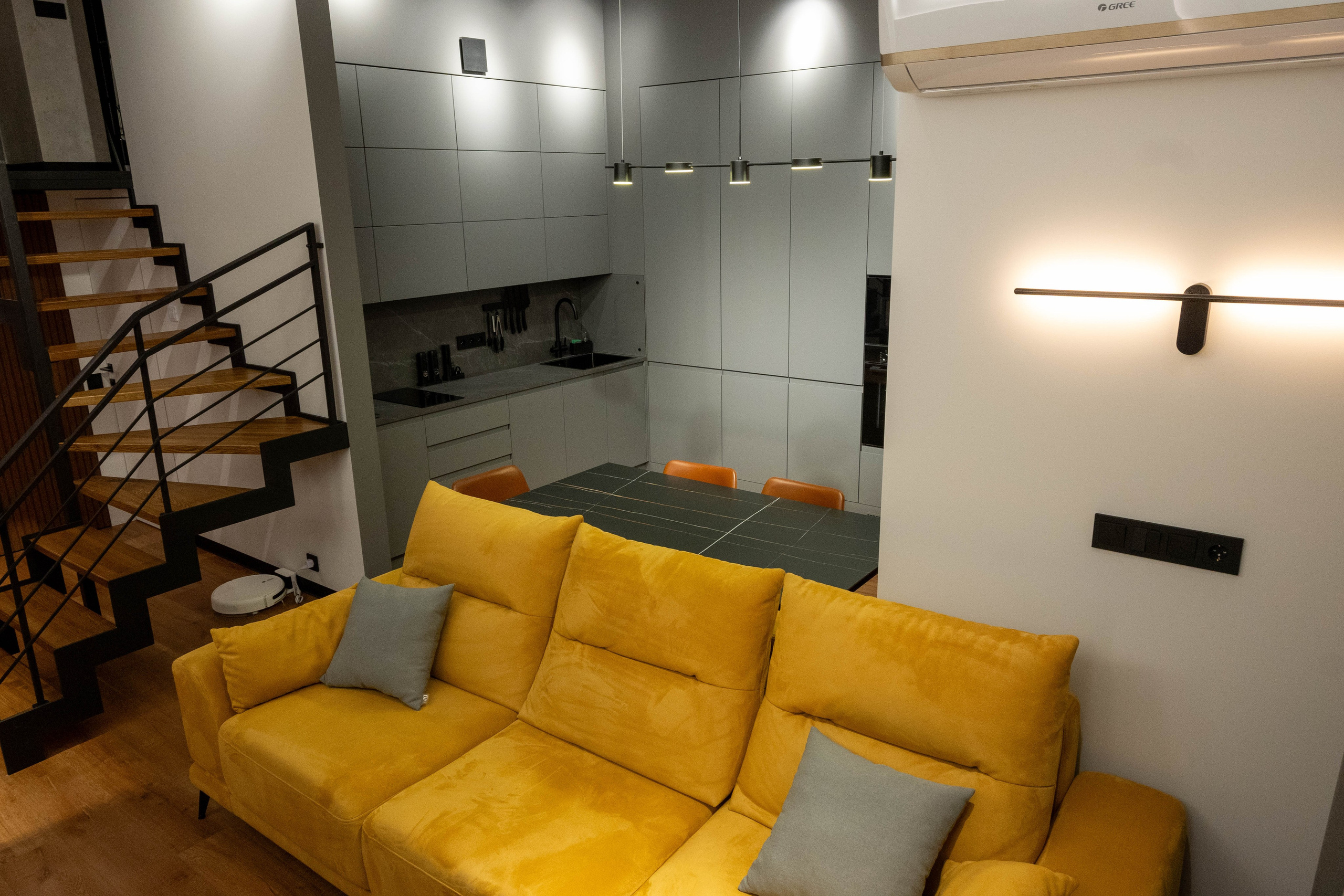 The apartment is on two levels. Fotograf Dmitrii Donets