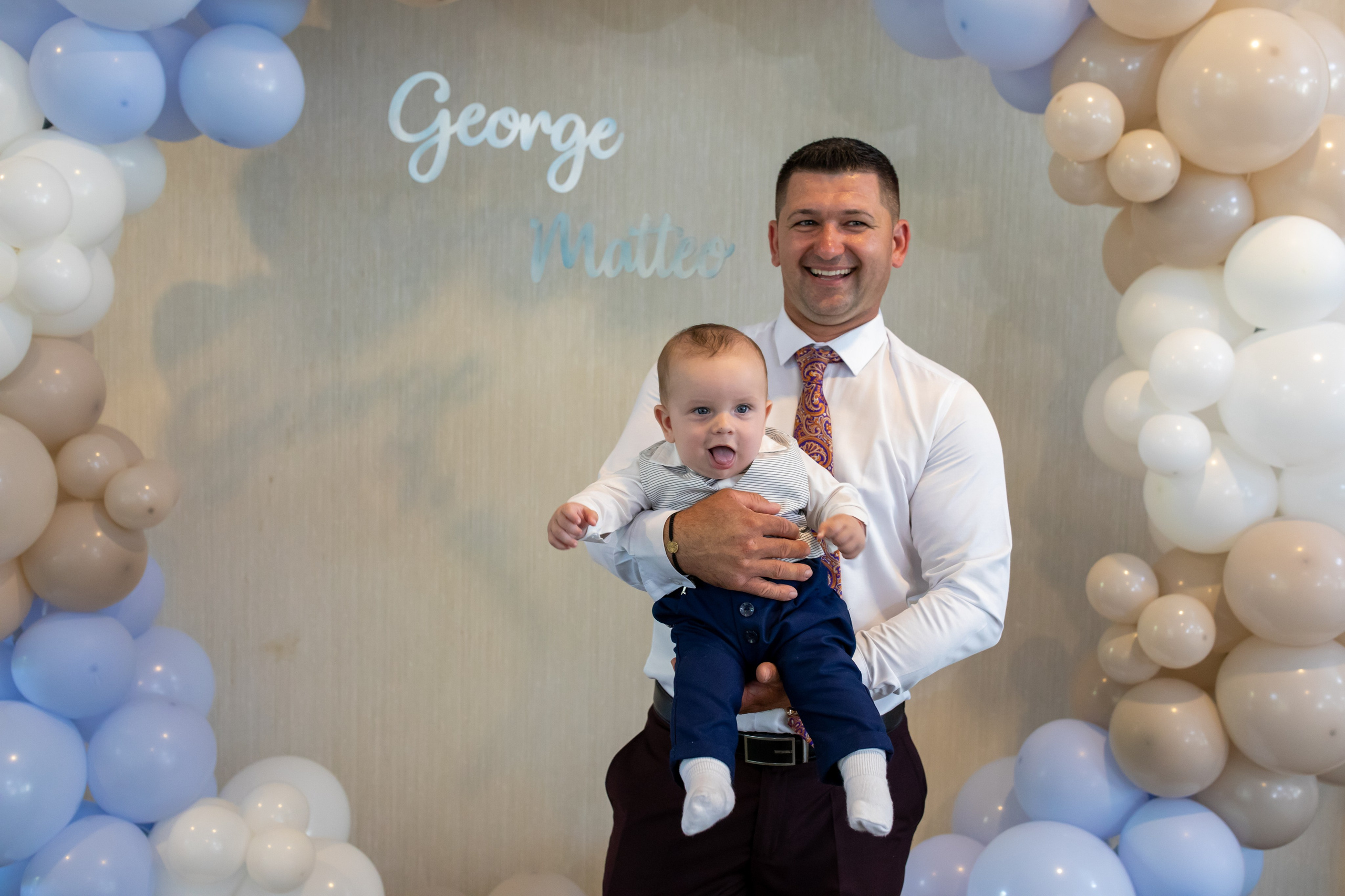 “Bebeluș botezat în biserică, ținut în brațe de nași”	•	“Detaliu cu lumânarea de botez decorată cu flori albe”	•	“Părinți emoționați alături de copilul lor la ceremonia de botez”	•	“Masa festivă de botez cu decor tematic și tort personalizat”	•	“Momentul în care preotul toarnă apă sfințită pe fruntea bebelușului”	“Bebeluș în rochie albă de botez, zâmbind în brațele mamei”	•	“Detaliu cu cruciulița de botez așezată pe o pernă de satin”	•	“Părinți și nași aprinzând lumânările în timpul ceremoniei de botez”	•	“Tort de botez decorat cu figurine tematice și numele copilului”	•	“Copil botezat dormind liniștit în pătuțul decorat festiv”	•	“Momentul în care preotul binecuvântează copilul în fața altarului”	•	“Invitați adunându-se în jurul mesei festive la petrecerea de botez”	•	“Bebeluș ținând în mână o jucărie personalizată primită la botez”	•	“Familie fericită pozând împreună după ceremonia de botez”	•	“Decor tematic cu baloane și flori la locația petrecerii de botez” fotograf Botoșani fotograf evenimente fotograf botez Alin Chirila fotograf alinofotostudio,- Preotul ținându-l pe micuțul Mathias Gabriel la botez, în biserica Înălțarea Domnului, Copălău  - Detalii de la botezul lui Mathias – lumânare, trusou și icoană  - Familia lui Mathias Gabriel alături de micuț, în ziua botezului  - Portret emoționant cu mama și bebelușul în brațe, în biserică,fotograf profesionist evenimente Botoșani, Iași, Suceava, Fălticeni, Bacău, Pașcani, Roman - AlinoFotoStudio by Alin Chirilă - servicii foto nuntă, botez, cununie, ședințe foto creative, albume personalizate, fotografii emoționante și calitative pentru cele mai importante momente din viață,fotograf nuntă Botoșani Alin Chirilă,  ședință foto botez Iași - AlinoFotoStudio,  servicii fotograf profesionist evenimente Suceava,  fotograf cununie civilă Fălticeni - Alin Chirilă,  album foto nuntă personalizat Bacău.“Bebeluș botezat în biserică, ținut în brațe de nași”	•	“Detaliu cu lumânarea de botez decorată cu flori albe”	•	“Părinți emoționați alături de copilul lor la ceremonia de botez”	•	“Masa festivă de botez cu decor tematic și tort personalizat”	•	“Momentul în care preotul toarnă apă sfințită pe fruntea bebelușului”	“Bebeluș în rochie albă de botez, zâmbind în brațele mamei”	•	“Detaliu cu cruciulița de botez așezată pe o pernă de satin”	•	“Părinți și nași aprinzând lumânările în timpul ceremoniei de botez”	•	“Tort de botez decorat cu figurine tematice și numele copilului”	•	“Copil botezat dormind liniștit în pătuțul decorat festiv”	•	“Momentul în care preotul binecuvântează copilul în fața altarului”	•	“Invitați adunându-se în jurul mesei festive la petrecerea de botez”	•	“Bebeluș ținând în mână o jucărie personalizată primită la botez”	•	“Familie fericită pozând împreună după ceremonia de botez”	•	“Decor tematic cu baloane și flori la locația petrecerii de botez” fotograf Botoșani fotograf evenimente fotograf botez Alin Chirila fotograf alinofotostudio.fotograf botez Amelis Maria, fotografie botez Botoșani, fotograf Alin Chirilă, amintiri botez, fotografii botez, botez Amelis Maria, fotograf copii, fotografie botez în Botoșani,