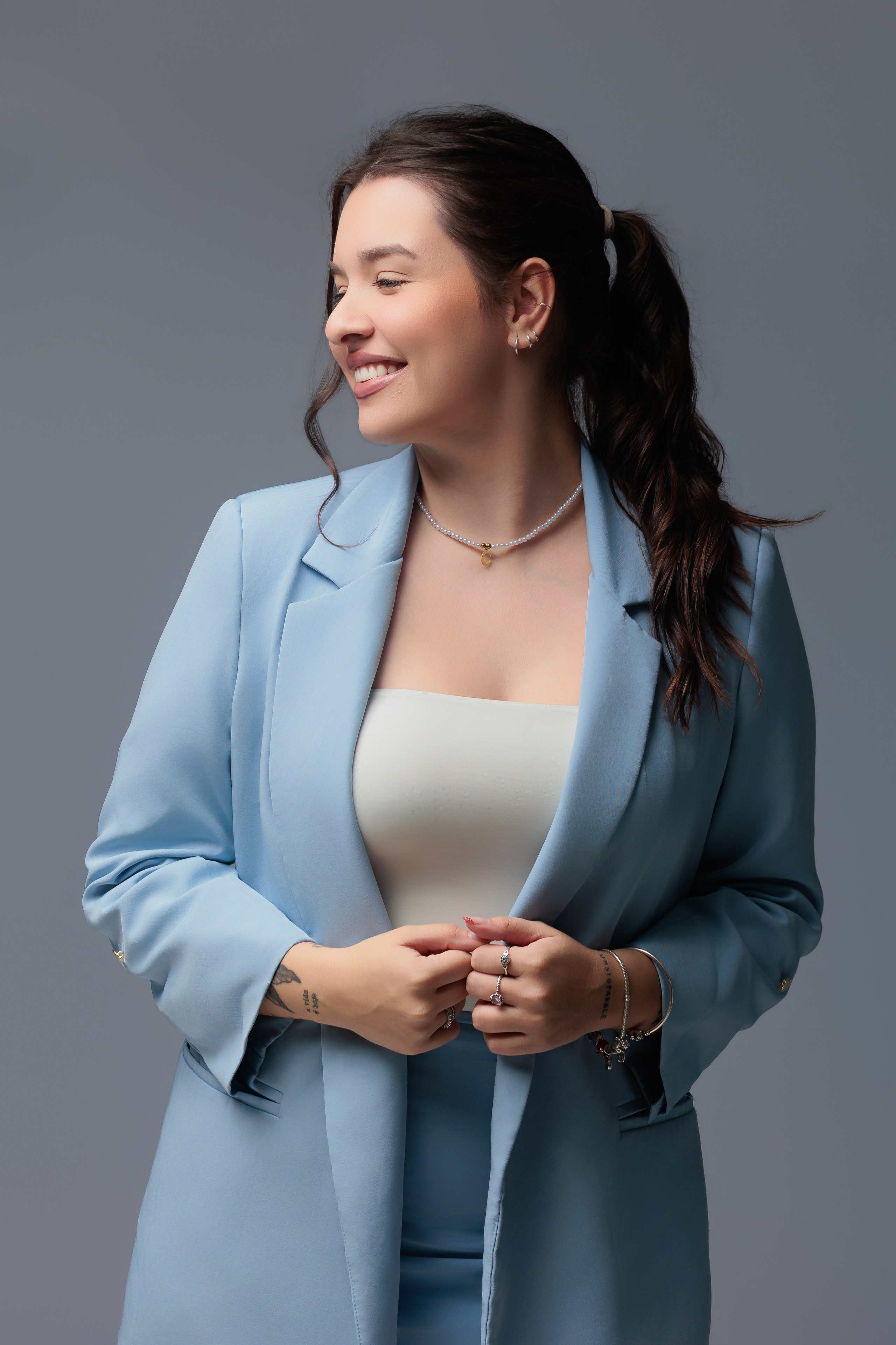 Empresária durante ensaio fotográfico corporativo para posicionamento profissional.