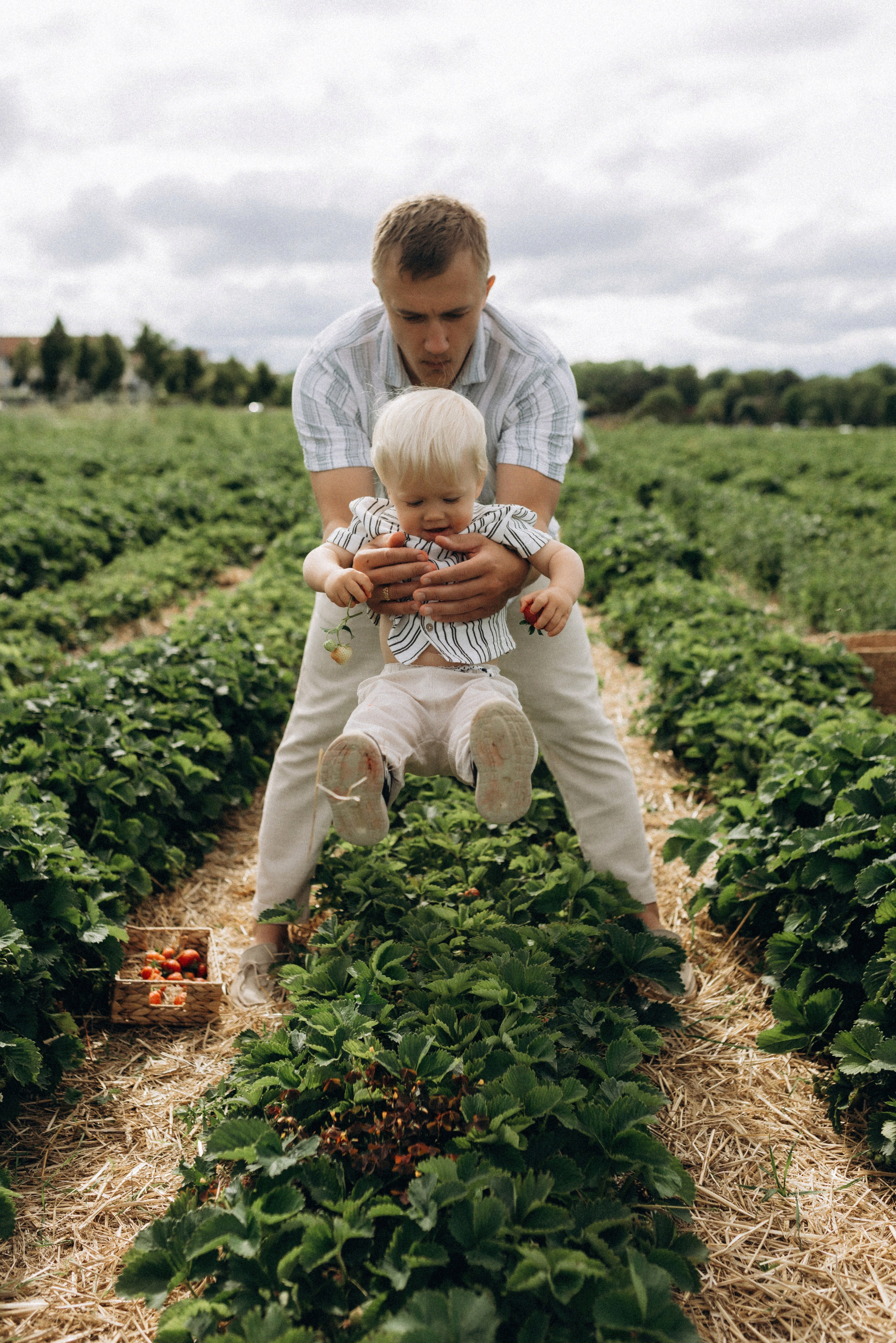 Семейная фотосессия в клубнике. Семейный фотограф Лейпциг, Германия