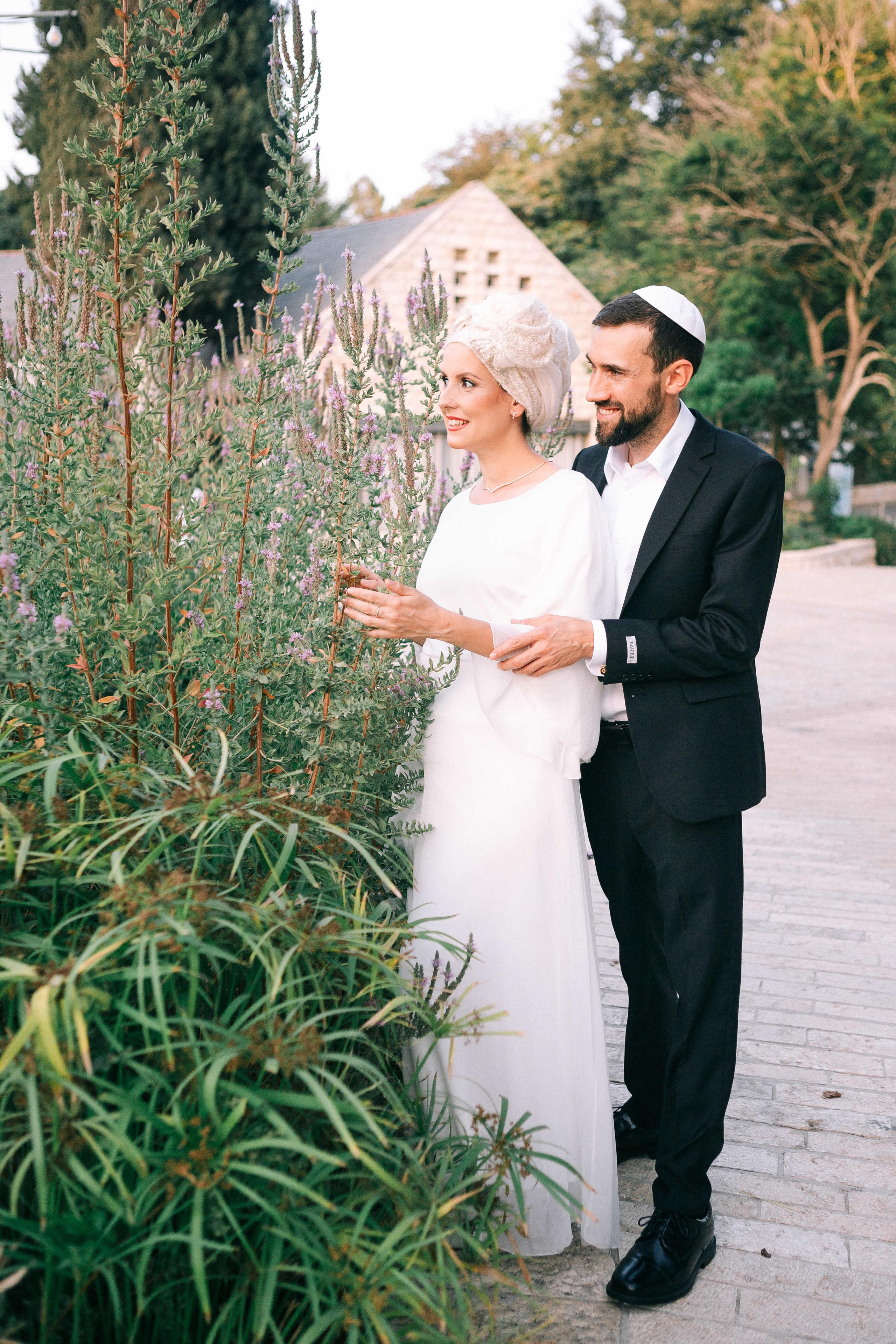 Wedding photoshoot in the Botanical Garden. Https://shi-photo.com/