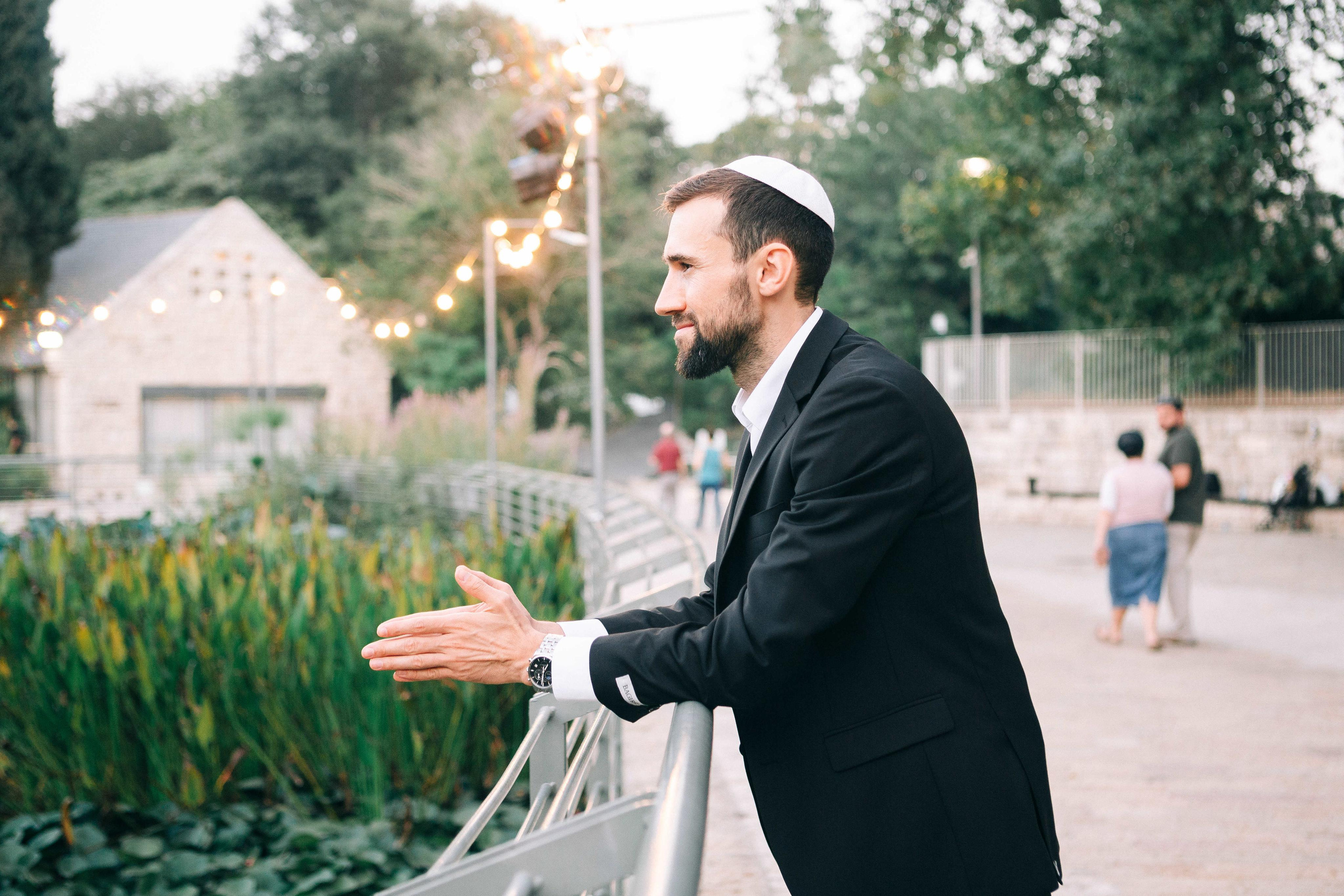 Wedding photoshoot in the Botanical Garden. Https://shi-photo.com/