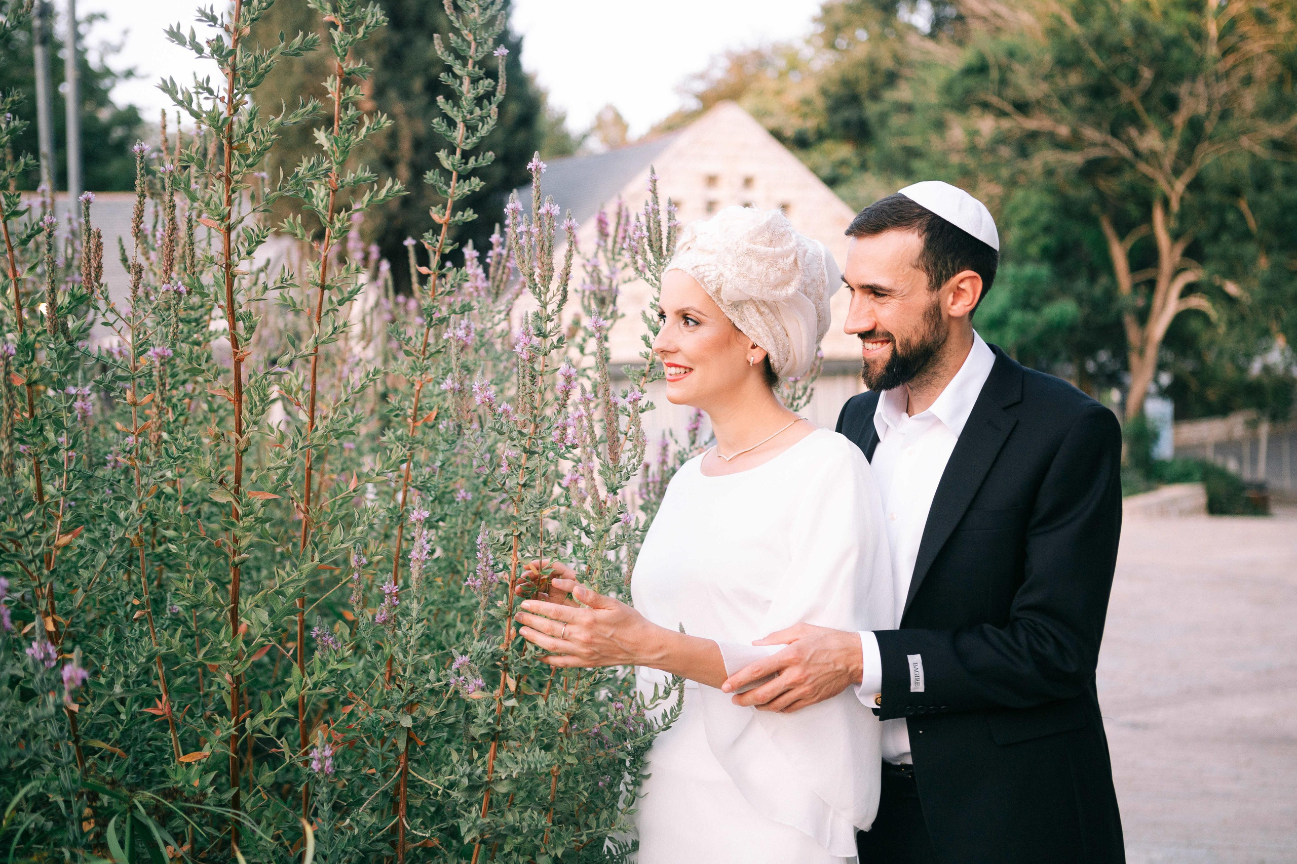 Wedding photoshoot in the Botanical Garden. Https://shi-photo.com/