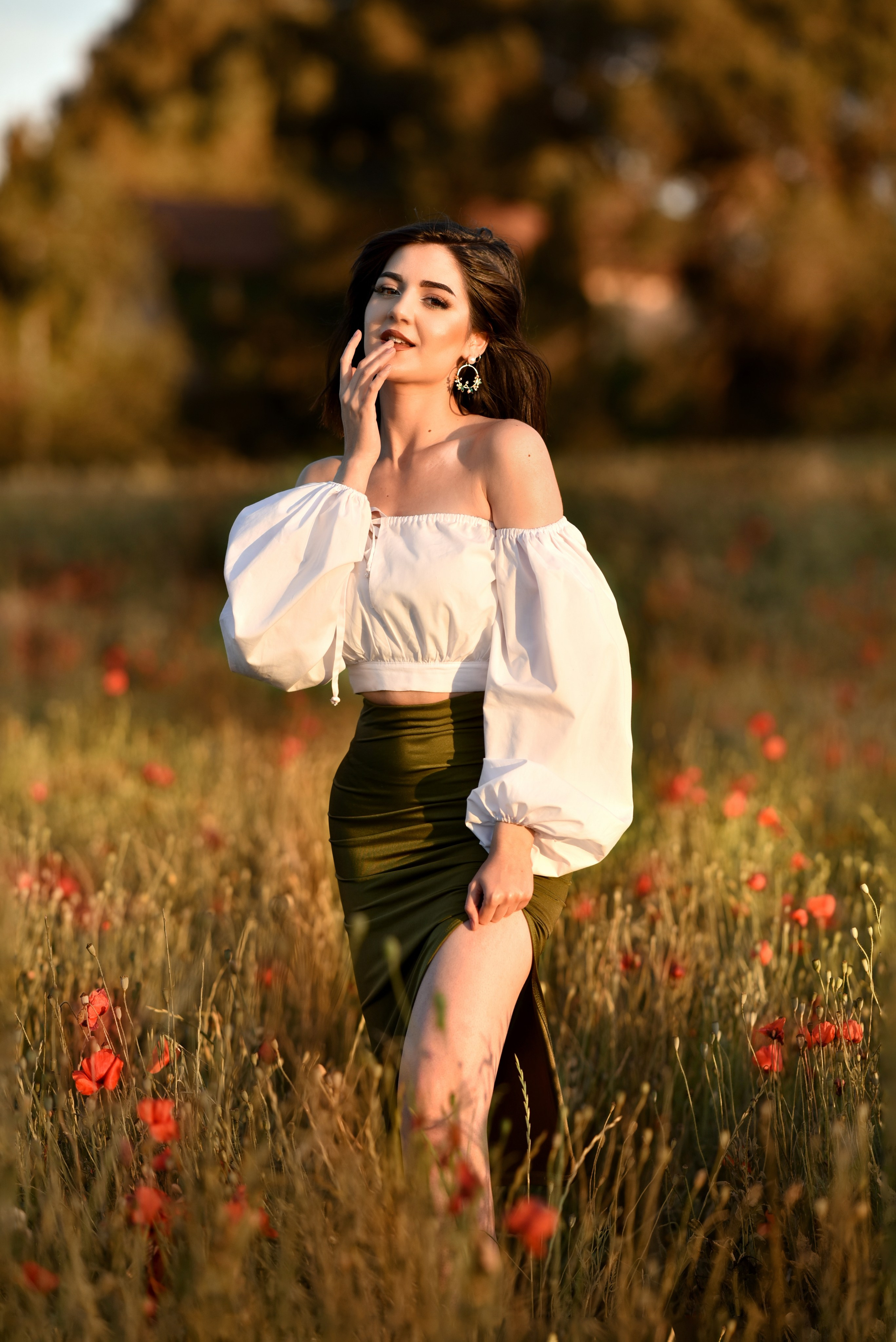 Séance photo dans un champ de coquelicots BEZIERS. Photographe Professionnel à Béziers et Montpellier – Mariages, Portraits et Vidéos Aériennes