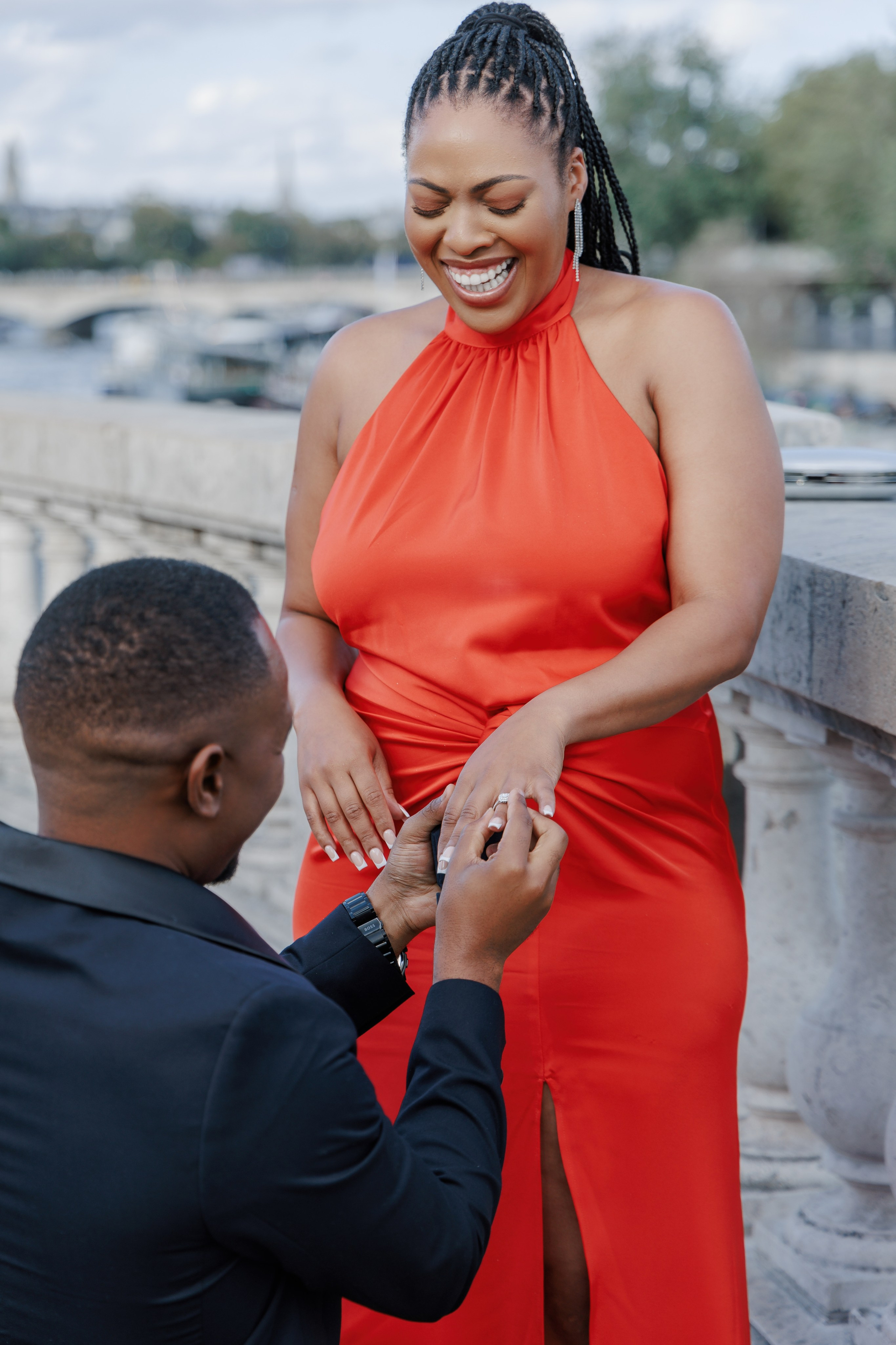 Bir-Hakeim Bridge in Paris — The Iconic Location for Luxury Proposal & Elopement Photography. Photographe à Paris