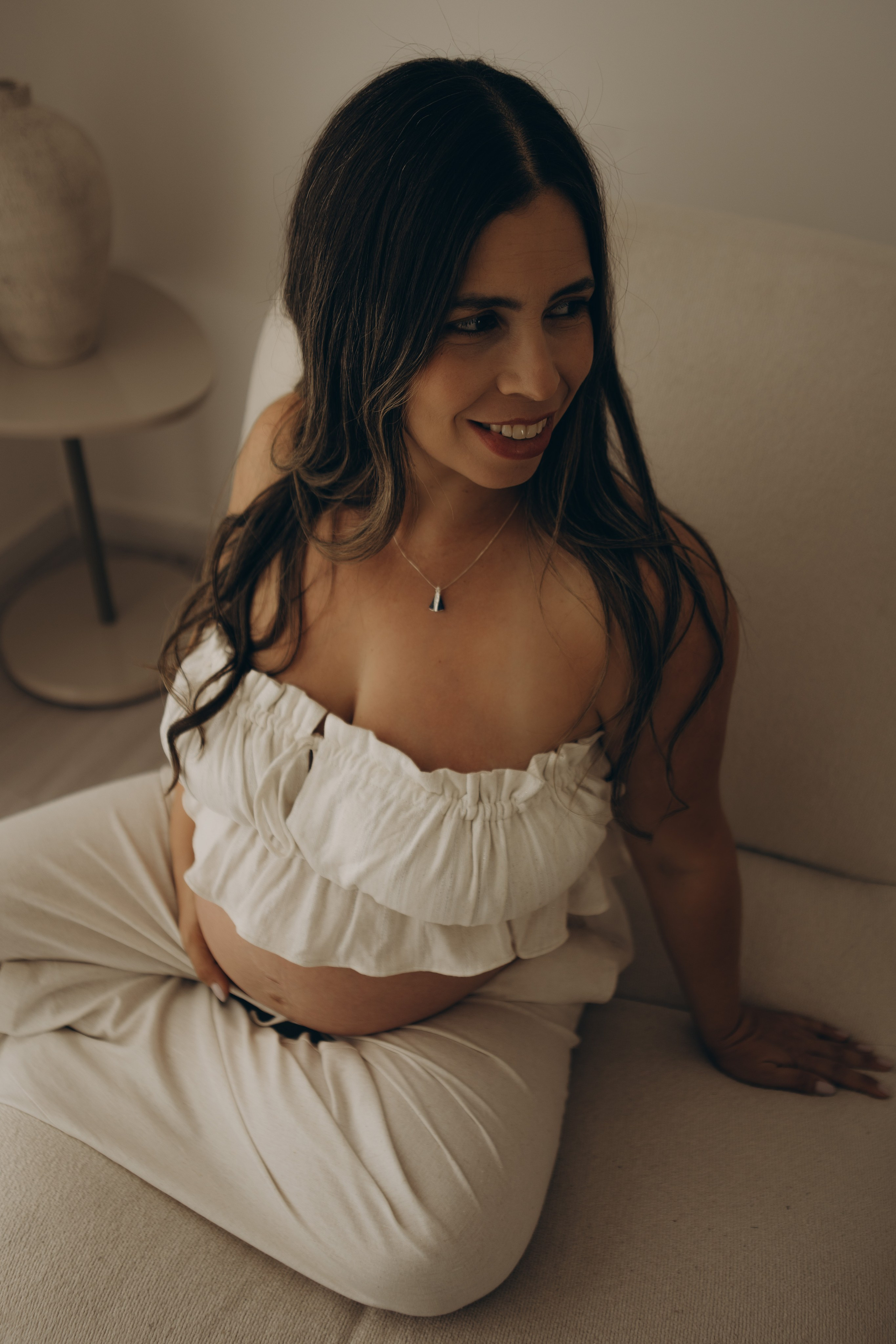 ensaio gestante minimalista em estúdio em Sorocaba