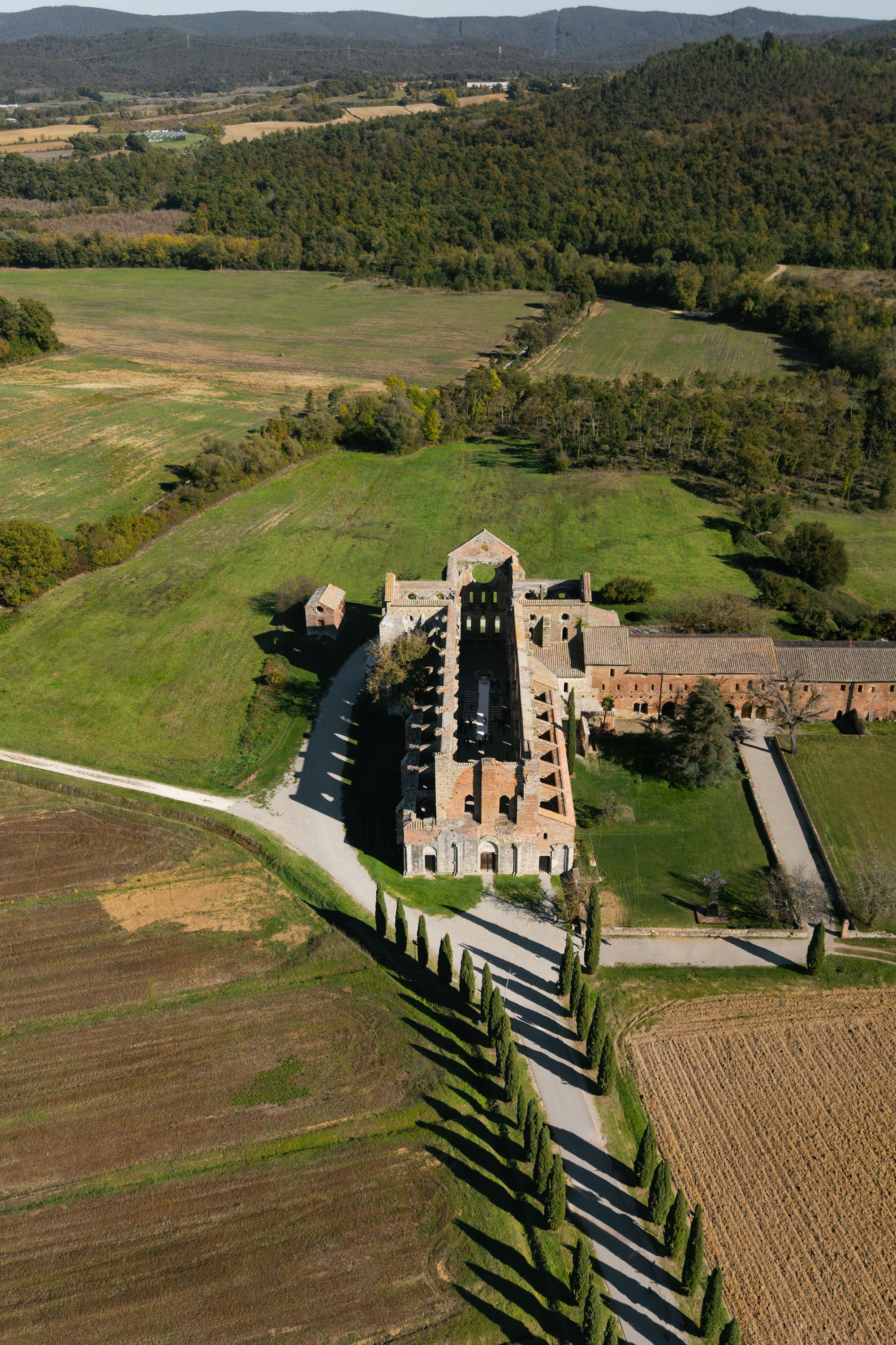 Ginevra and Avi — Abbazia di San Galgano, Tuscany. Destination Wedding Photographers and content creators based in Spain