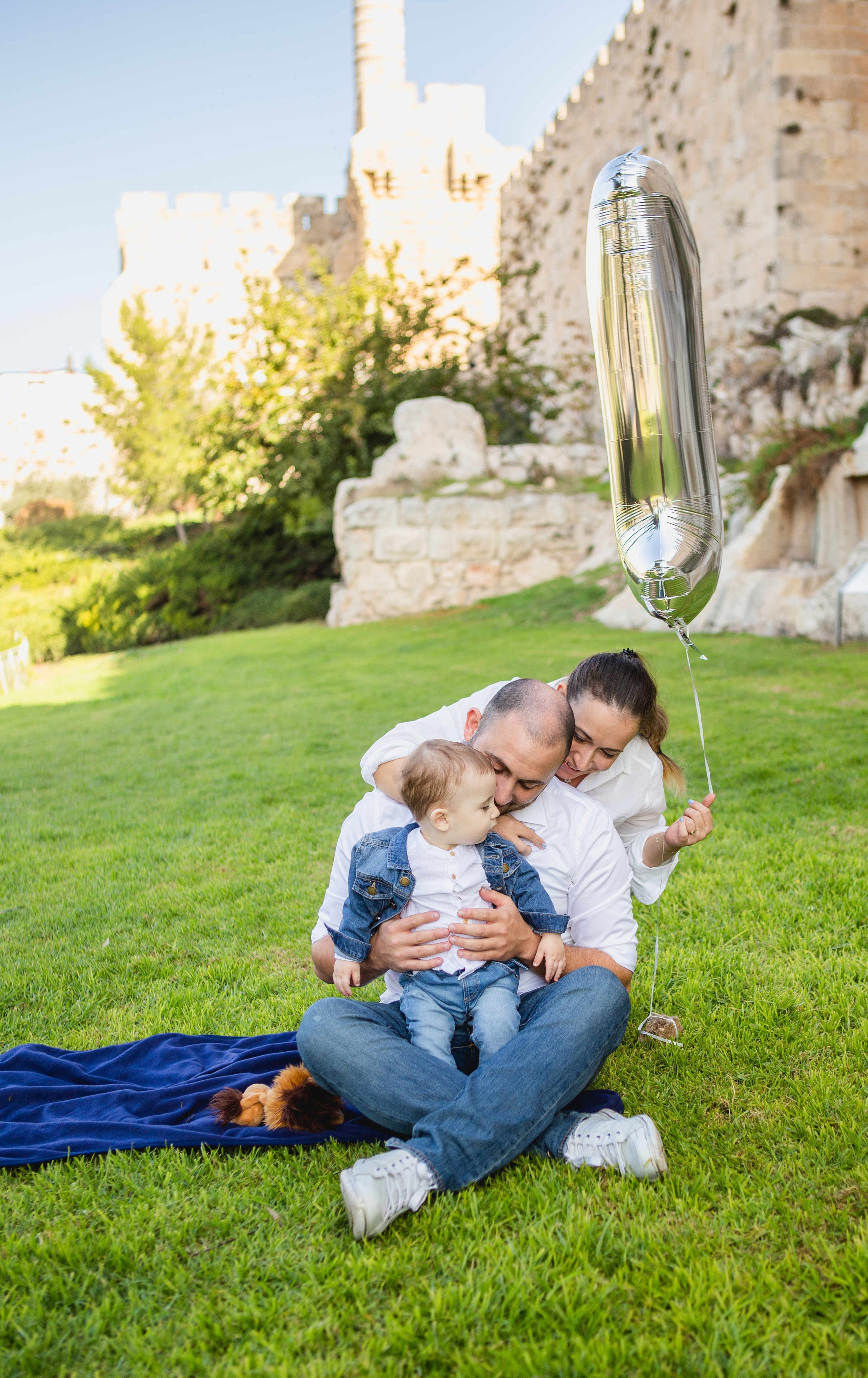 AT THE WALLS OF THE OLD CITY. PHOTOGRAPHER IN ISRAEL