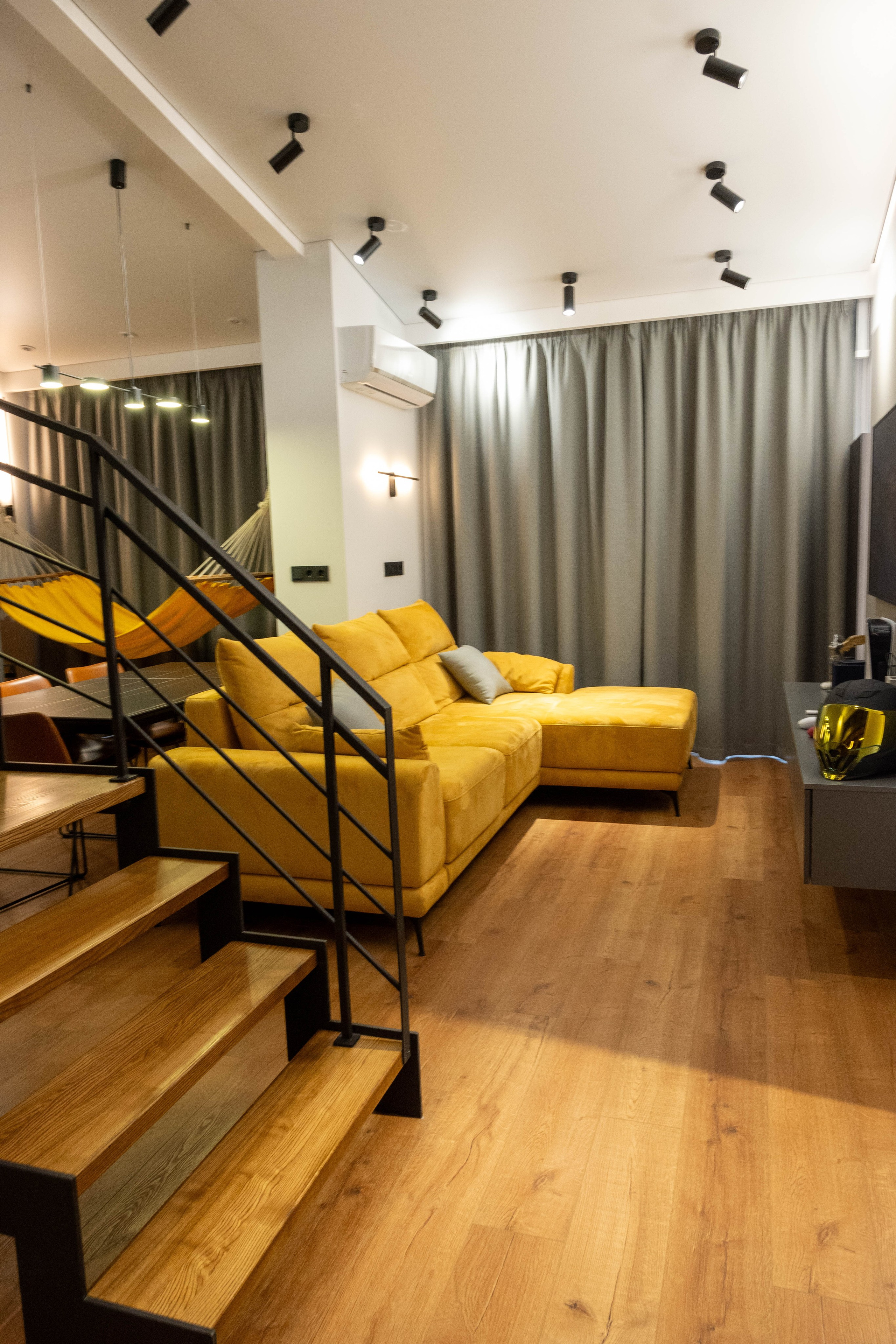 The apartment is on two levels. Fotograf Dmitrii Donets