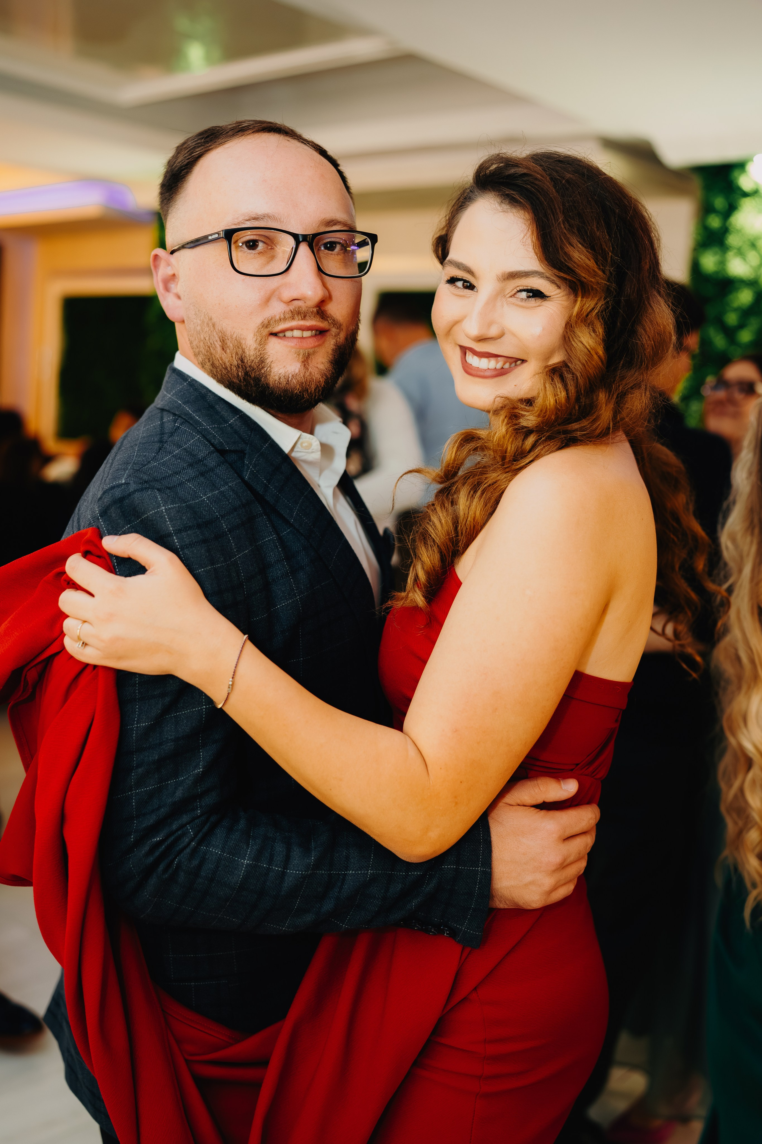 Nașii lui Arthur Mihail dansează îmbrățișați pe ringul de dans de la petrecerea de botez din Restaurantul Monden, Bârlad. Un moment tandru și personal, care captează bucuria, conexiunea și solemnitatea dulce a rolului pe care tocmai l-au asumat.