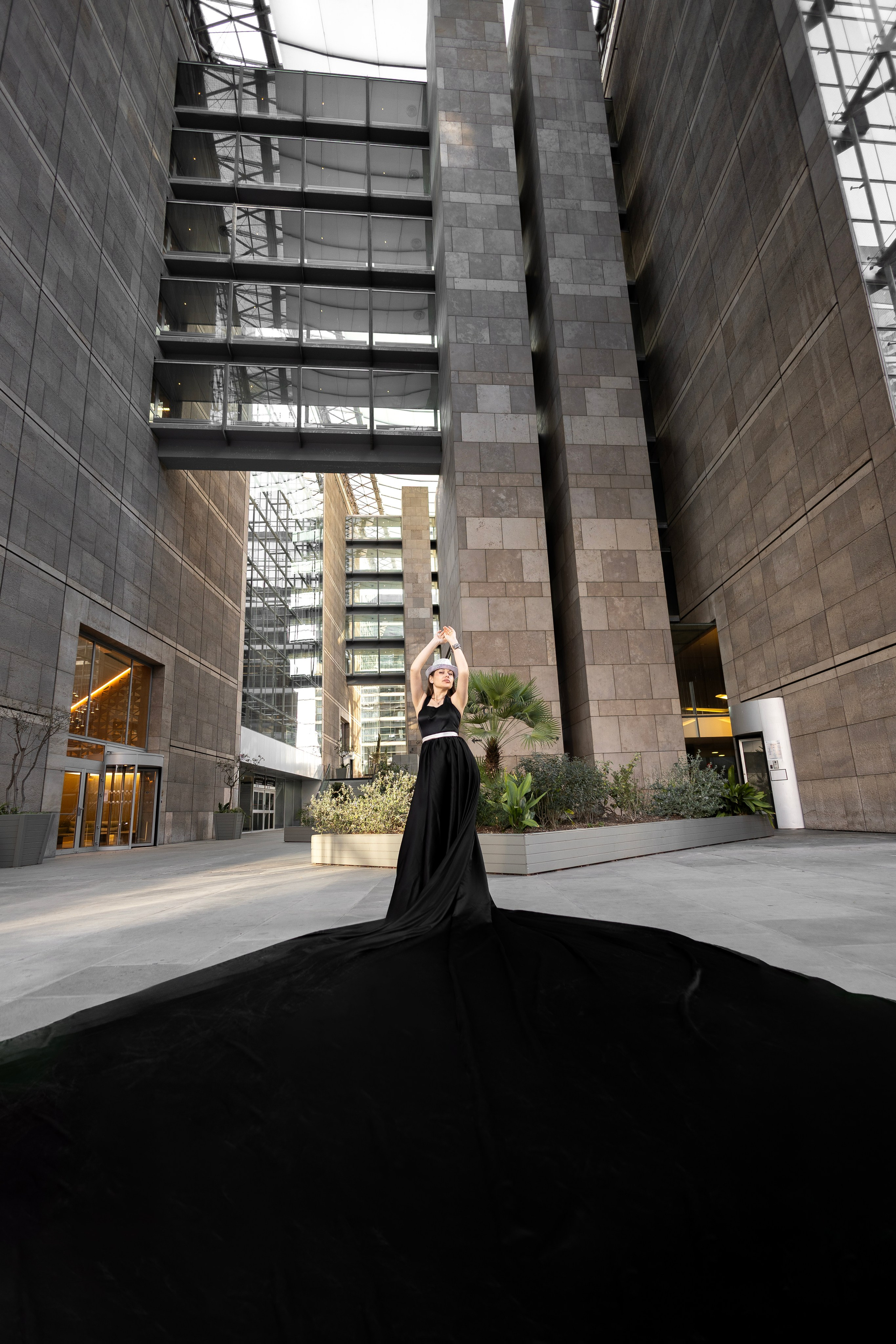 Shooting La Defence cu Lenuta. Wedding, event and family photographer in Paris, Emilian Olaru