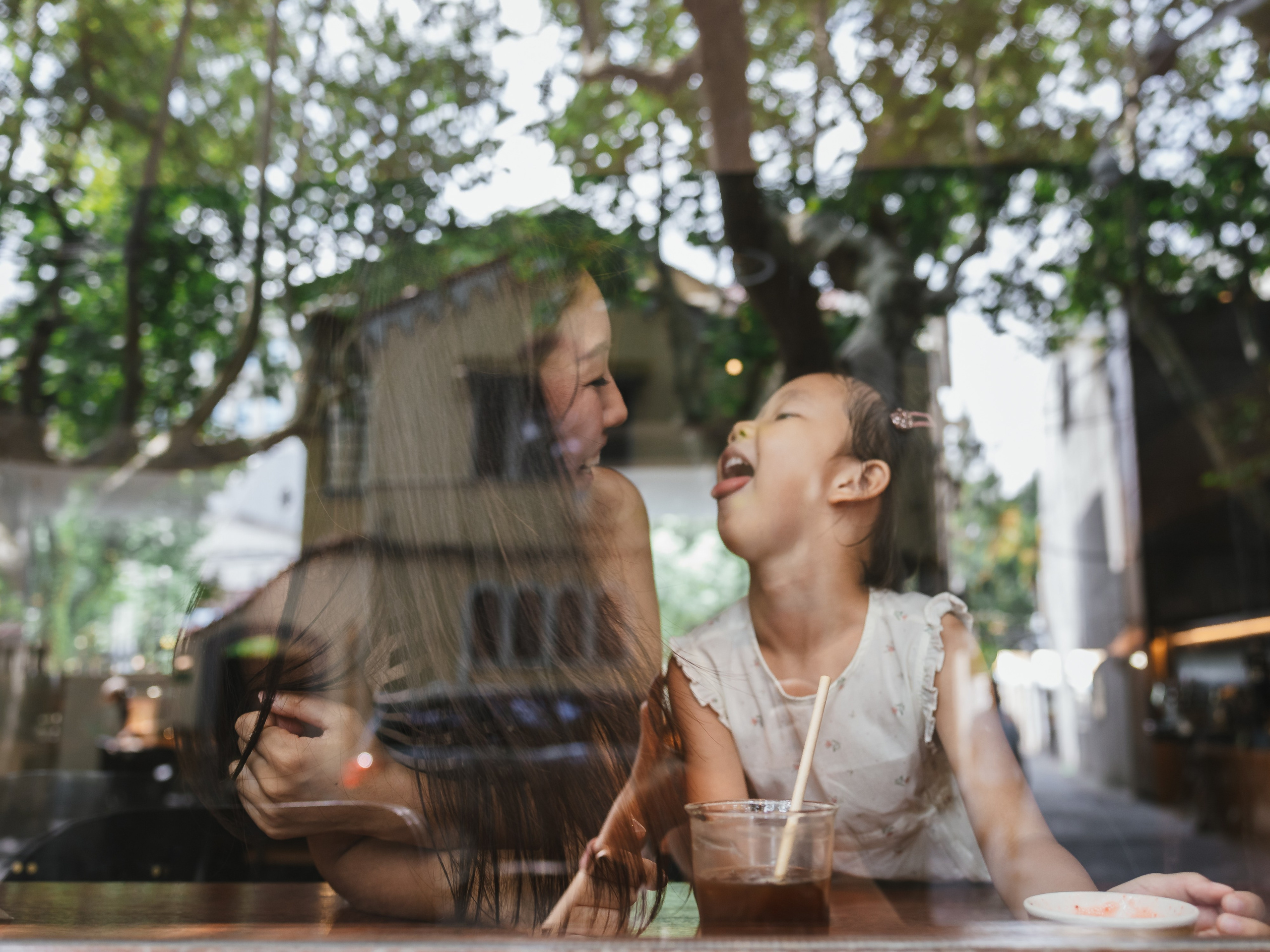 A mother and daughter chatting in a coffee shop.