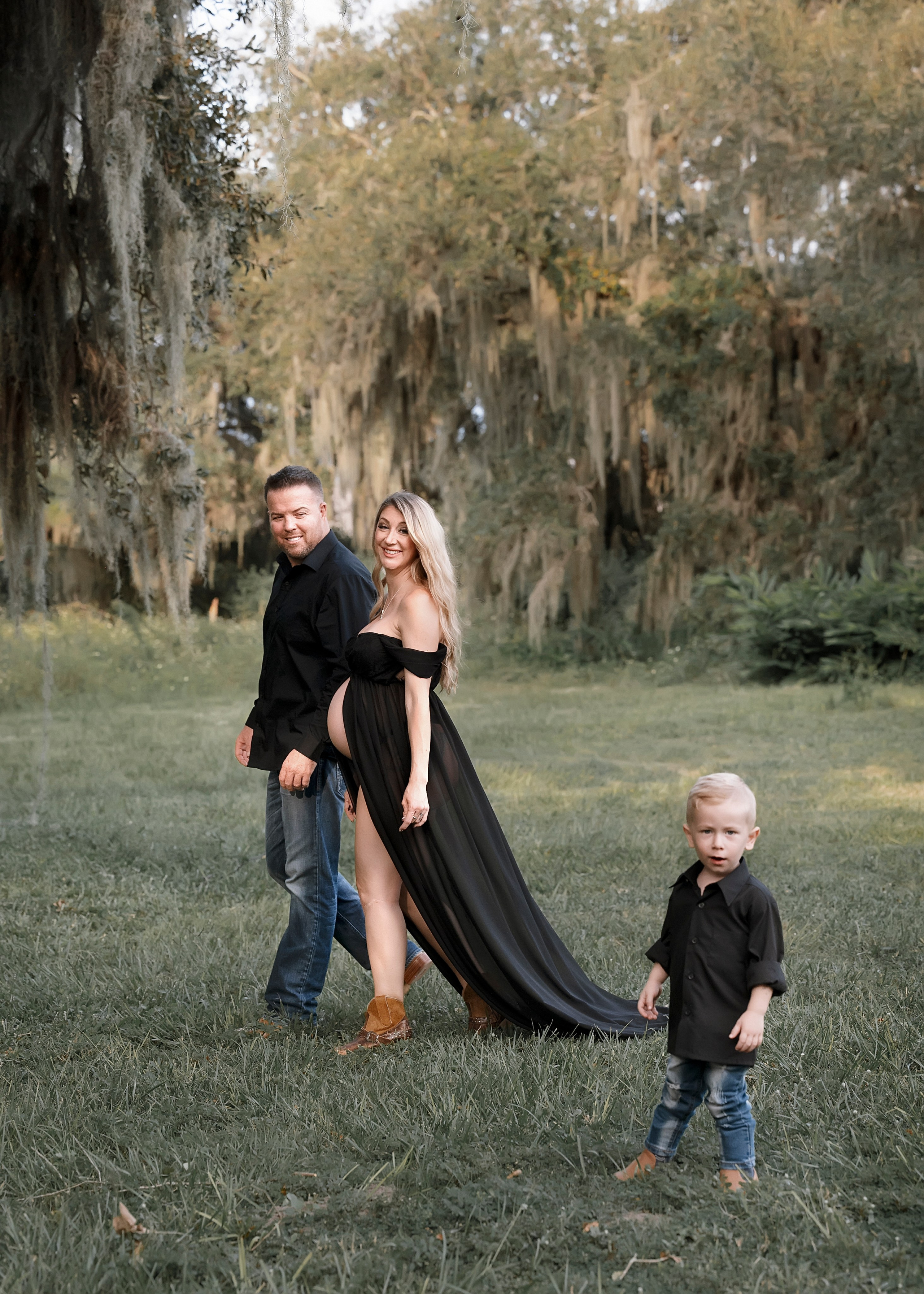 Maternity session outside. Portrait, kids and family photographer in Wesley Chapel Alina Alice Osipova