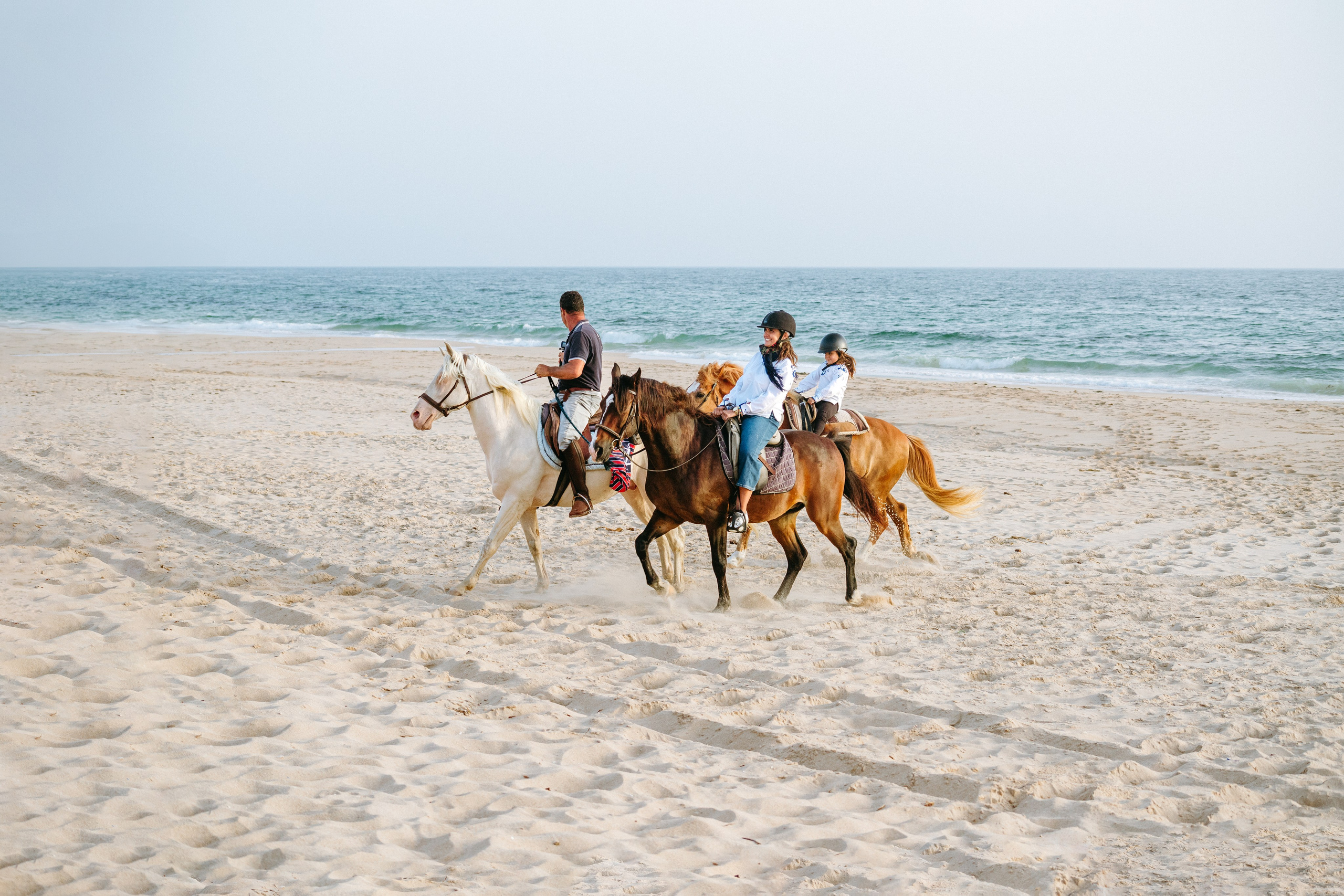 Marlene & Tiago com filhos. Passeios a Cavalo na Praia Peniche | Eco Salgados Agroturismo