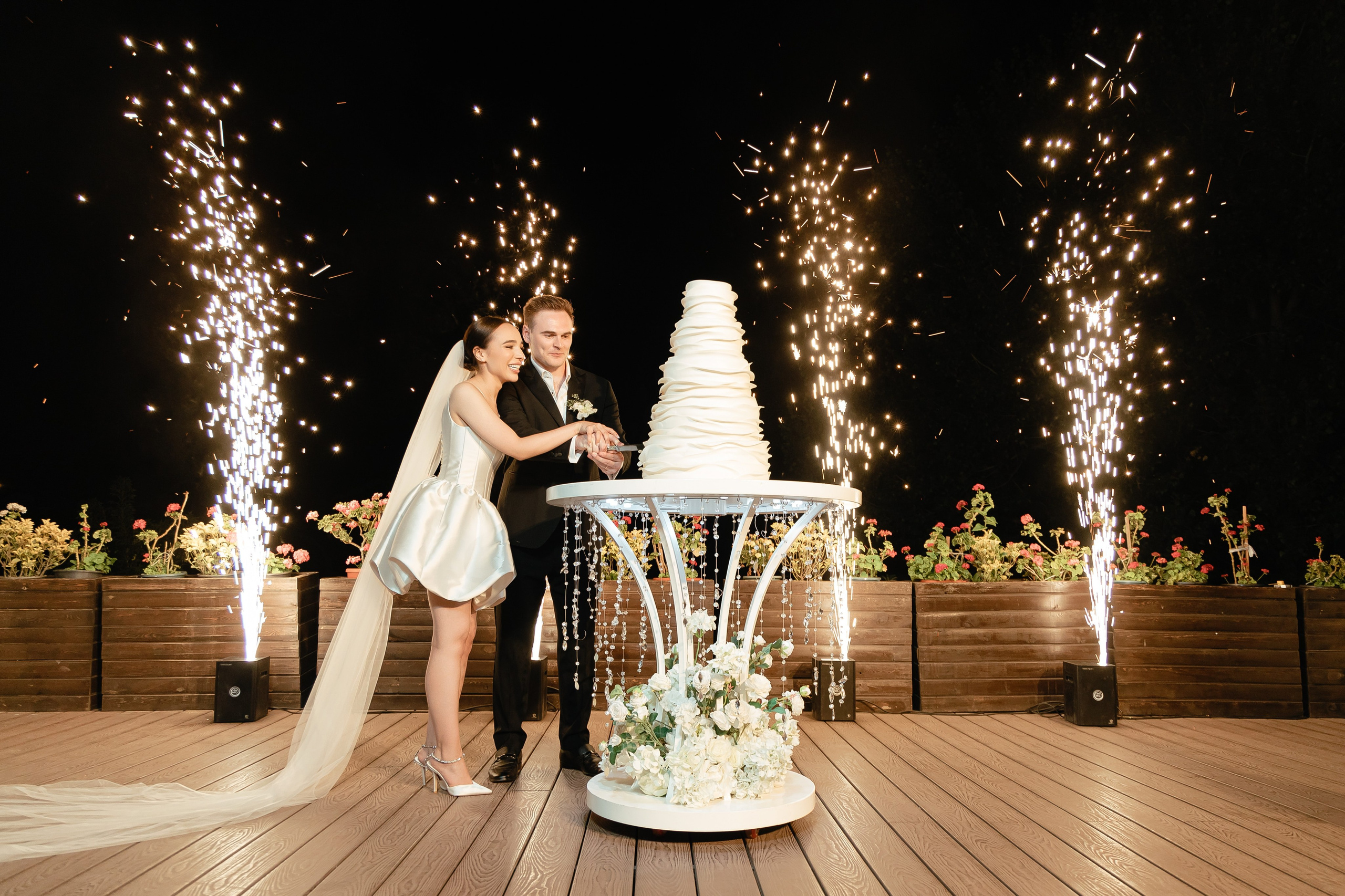 Thomas & Suyumbika. Главная