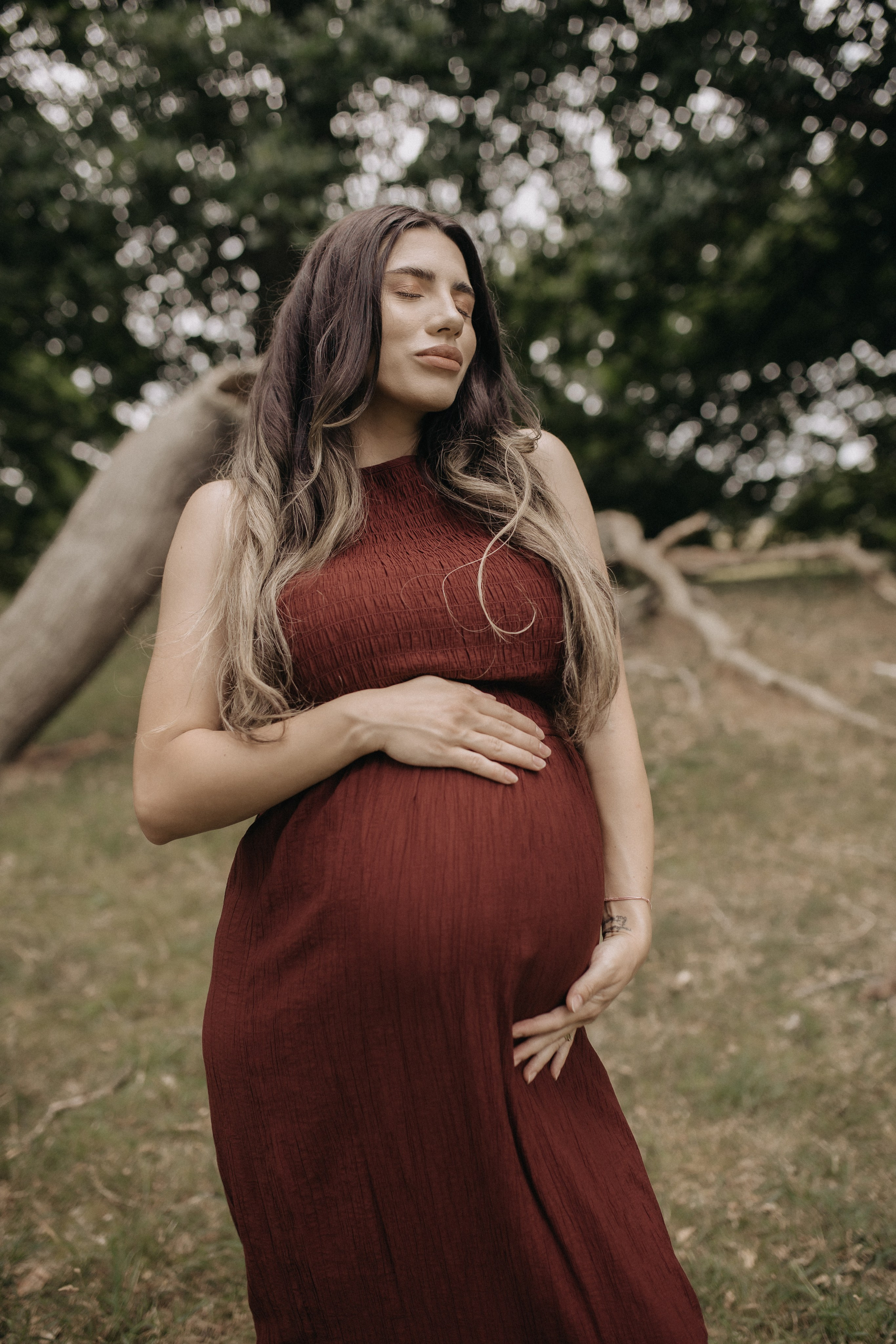 Growing life, holding love. Wedding and Portrait Photographer Evie Moon